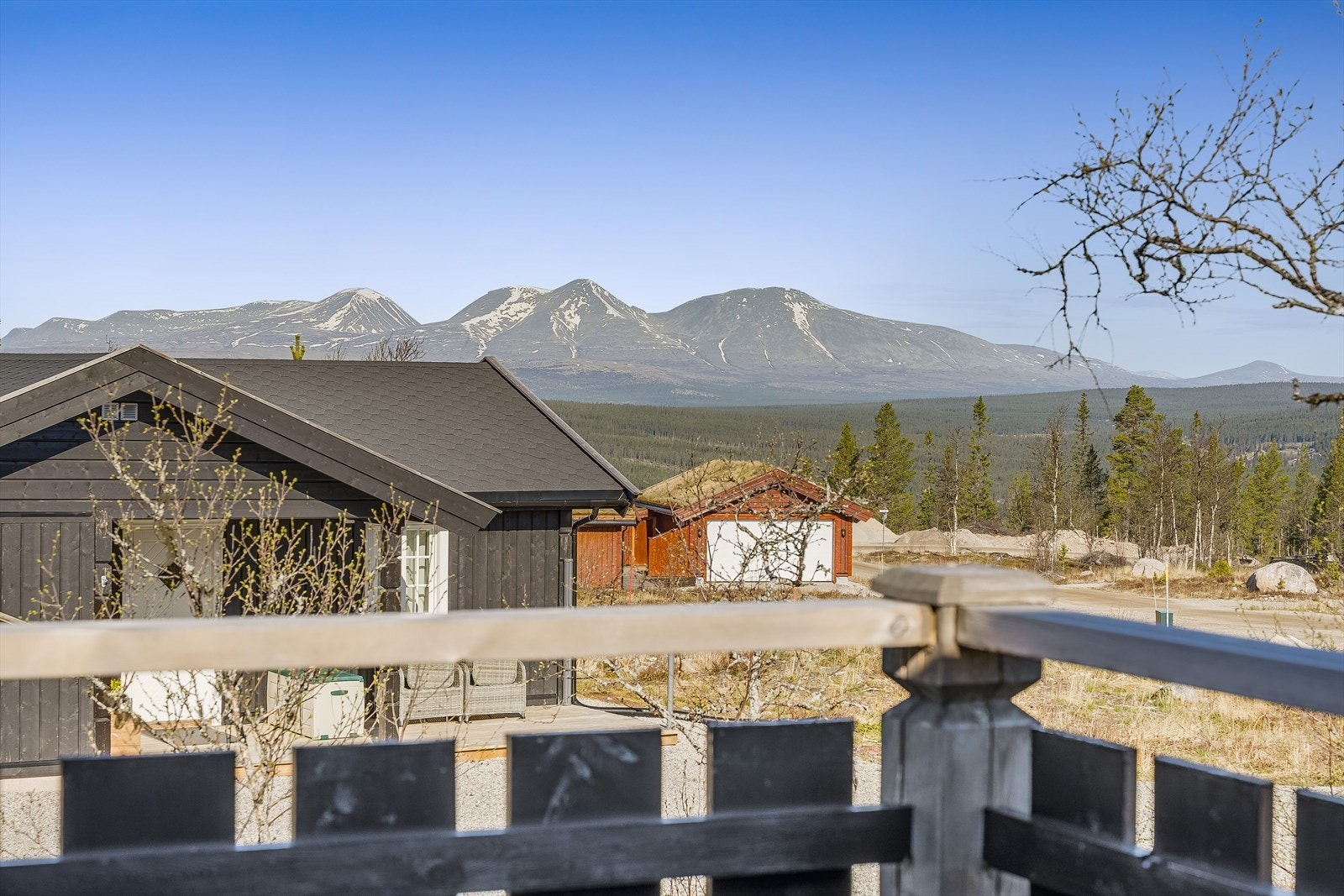 Utsikten til Sølen er så flott at den nesten kan ta pusten fra deg. Sølen er et velkjent og ettertraktet landemerke i regionen, og det er mulig for å gå topptur på Sølen via sti. Galleribilde