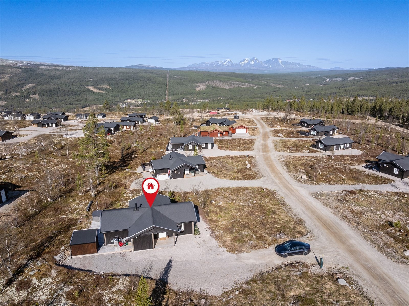 Eiendommen har en fin beliggenhet ca. 791 moh, og er bebygd med en fritidsbolig fra 2020 og en frittstående gapahuk i tilknytning til terrassen. Området har en helt særegen og flott utsikt mot fjellene i vest og de majestetiske Sølentoppene. Galleribilde