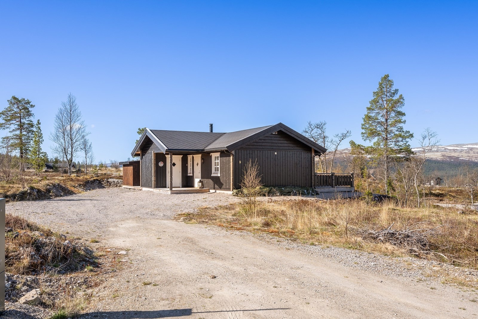 Du ønskes velkommen til en opparbeidet og romslig gårdsplass med god plass for parkering. Galleribilde