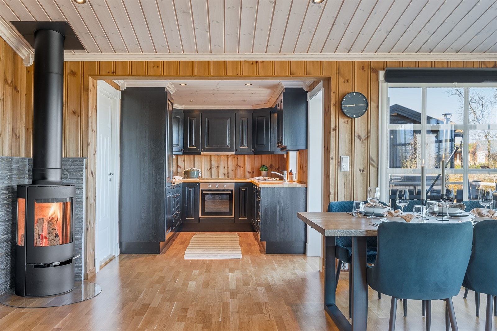 Med åpen løsning er det lett å holde kontakten med venner eller familie mens man lager mat. Galleribilde