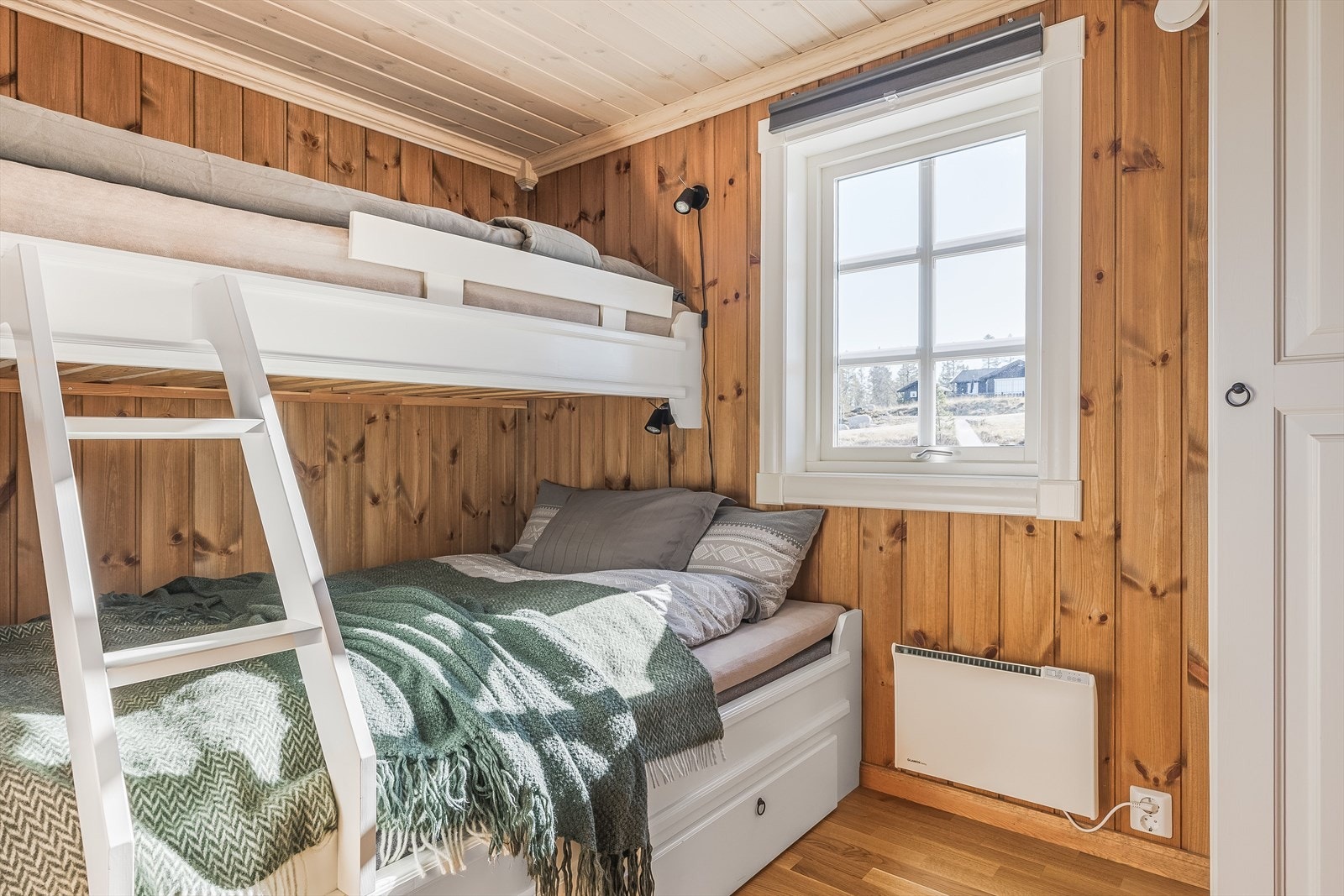 De to øvrige soverommene ligger i den andre enden av hytta, begge innredet med bred underkøye, enkel overkøye og garderobeskap. Galleribilde