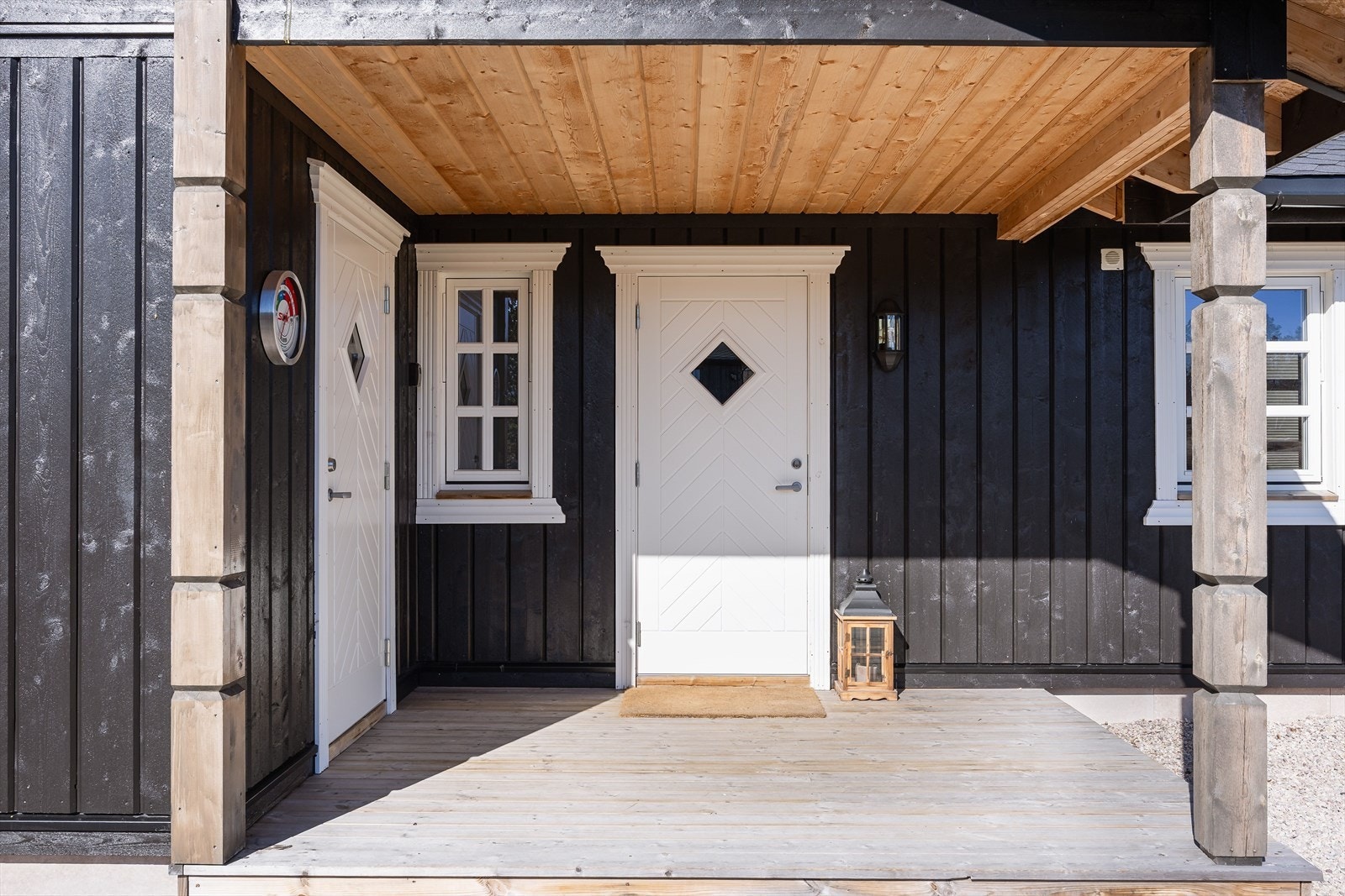 Hytta har et overbygd inngangsparti med adkomst til en praktisk, romslig og isolert bod på 5 kvm. Overbygget er kjekt med tanke på å slippe nedbør helt inn til døren, i tillegg til å kunne gå tørskodd ut i boden. Galleribilde