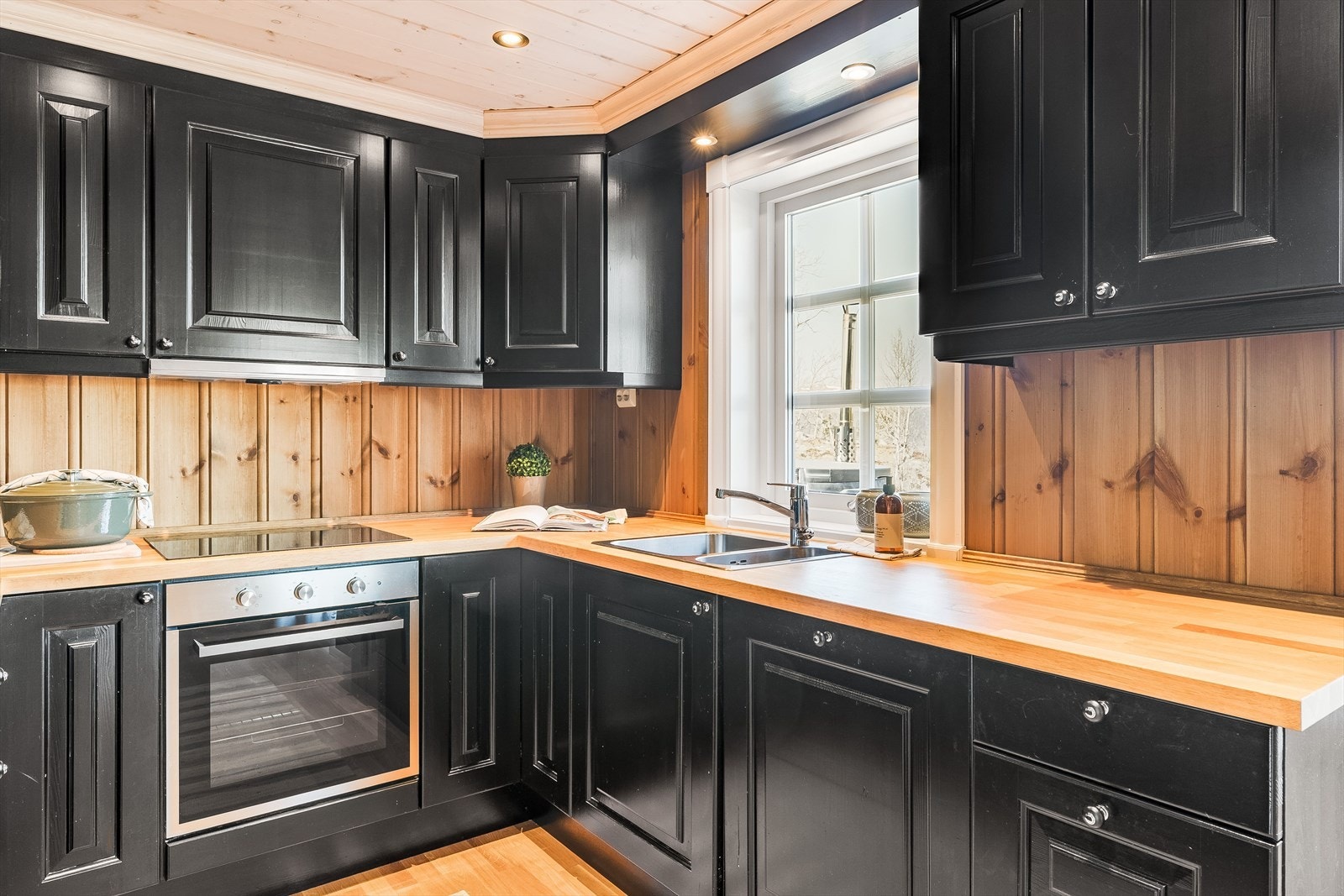 Godt med skap- og benkeplass, og fine arbeidsflater for den som liker å stå på kjøkkenet. Galleribilde