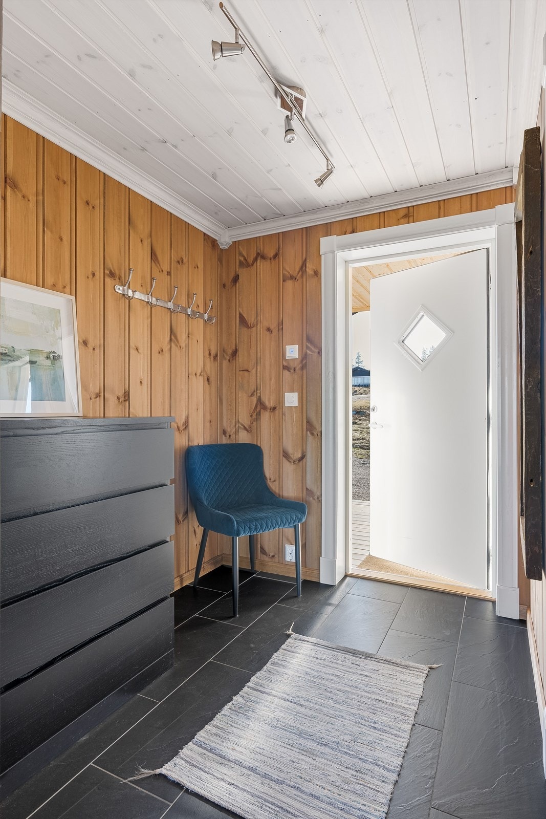 Velkommen inn! Entréen har flislagt gulv med varmekabler. Galleribilde