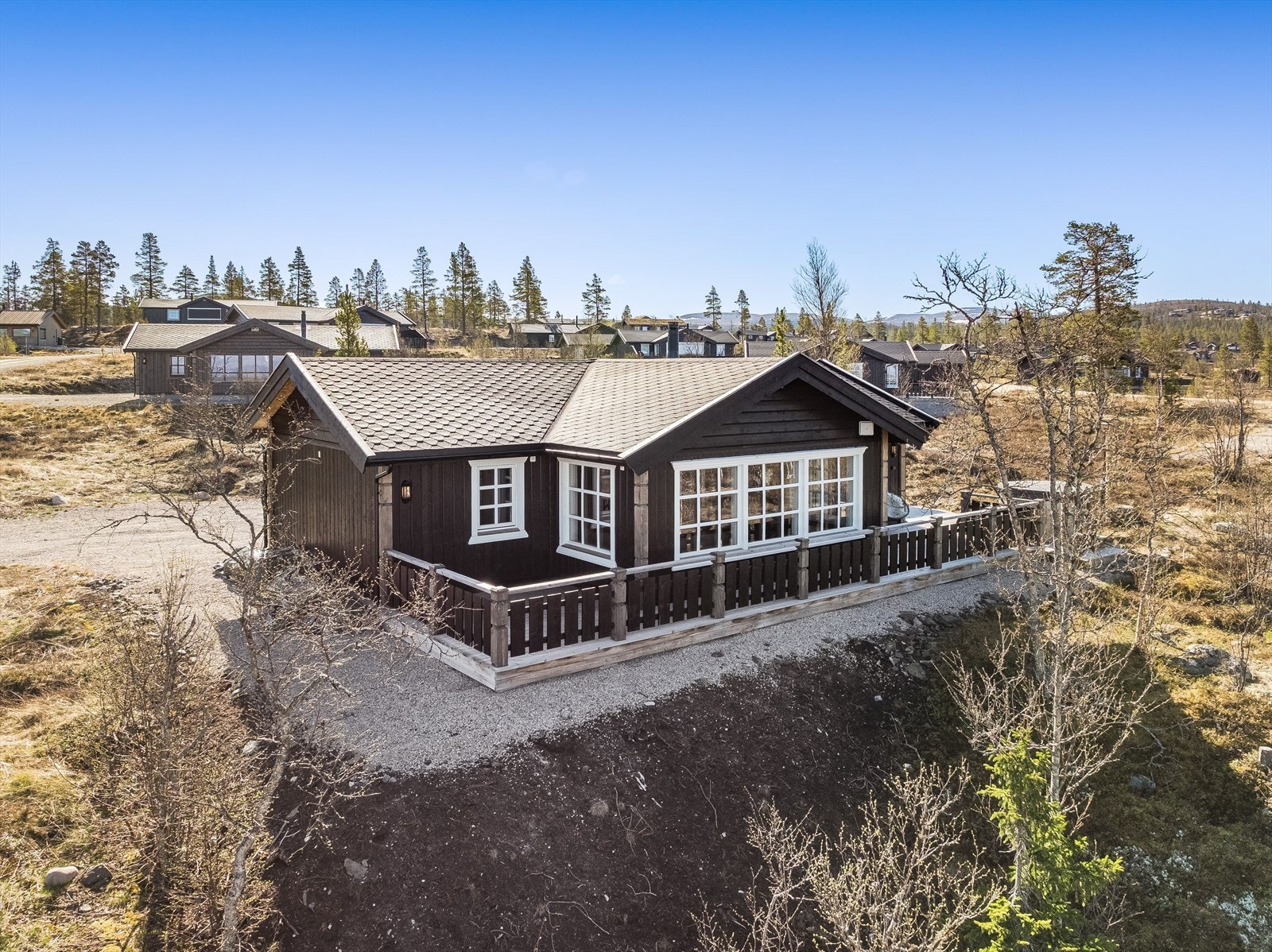 Områdene bak hytta byr på uendelige muligheter for den som er glad i friluftsliv og turer. Det er flere toppturmål i nærområdet, i tillegg til fantastiske skiløyper. Galleribilde