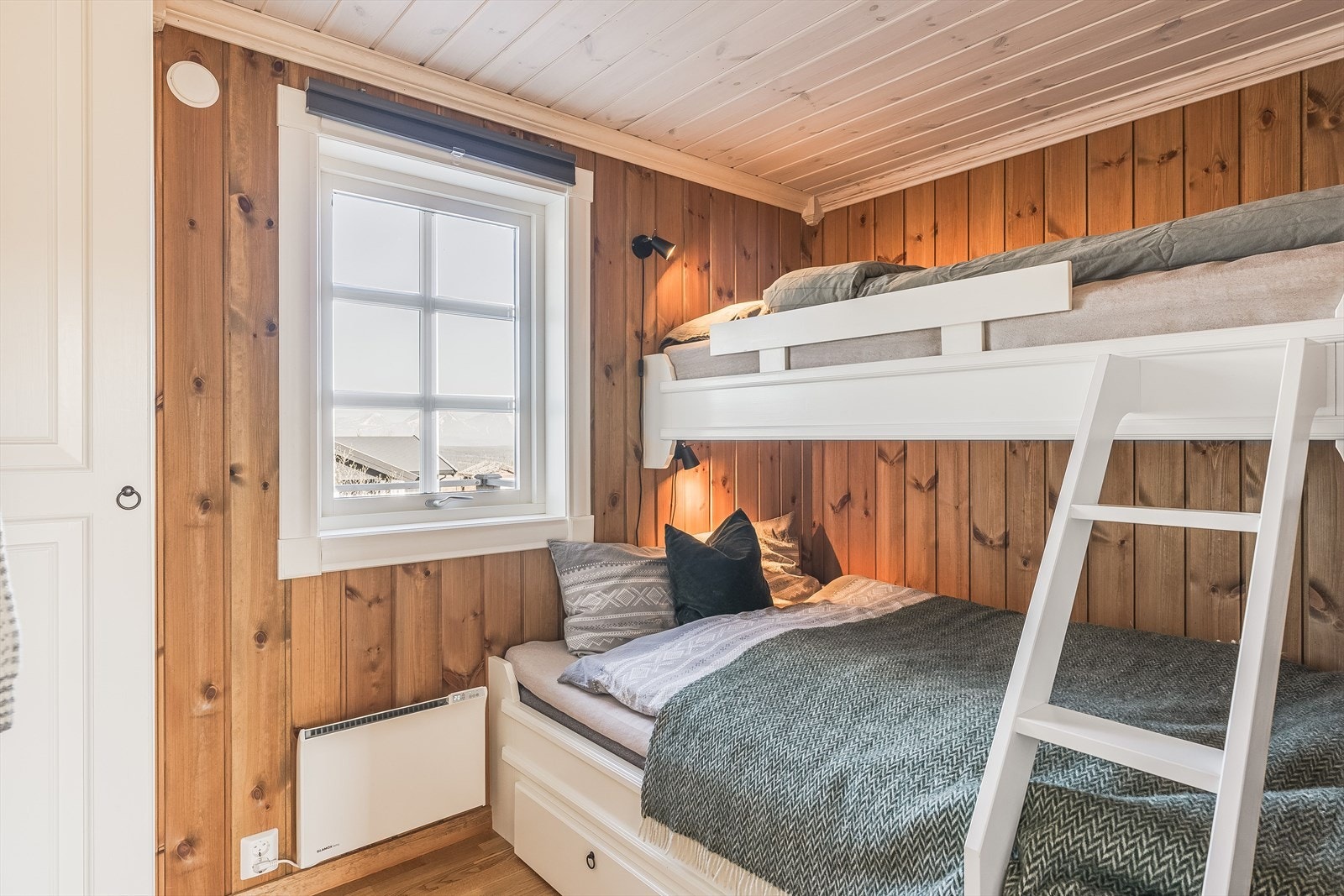 Hytta har gjennomførte og fine heltremøbler på soverom som virkelig setter prikken over i'en. Galleribilde