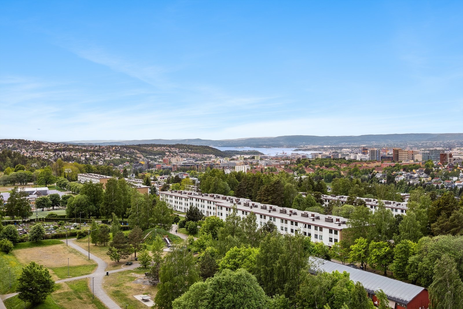 Utsikten er også fortryllende på kvelden, med byens lys som glitrer i mørket. Galleribilde