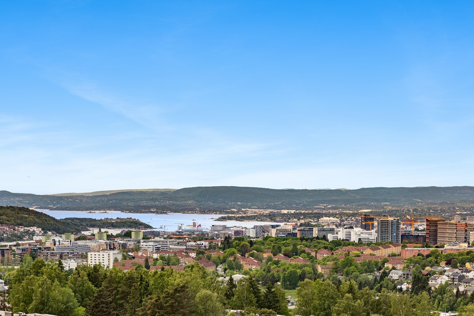 Fra balkongen kan du nyte en fantastisk utsikt over Oslo by og den glitrende fjorden. Galleribilde