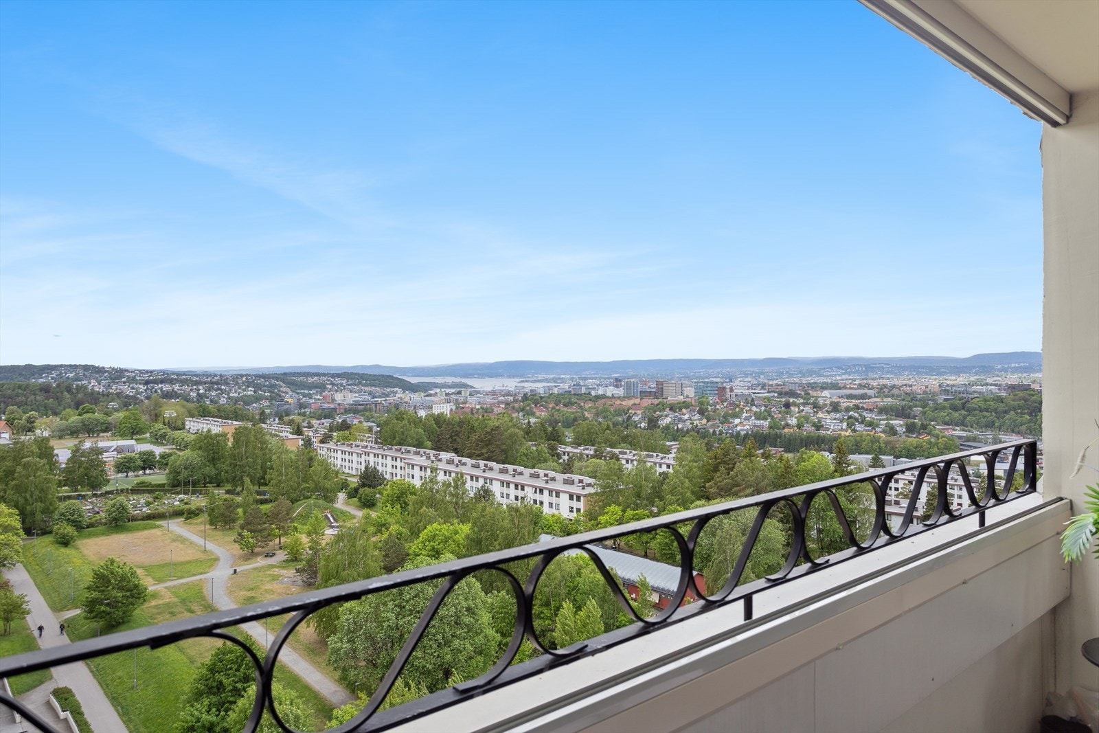 Nydelig utsikt over frodige grøntarealer, Oslo by og den vakre fjorden. Galleribilde