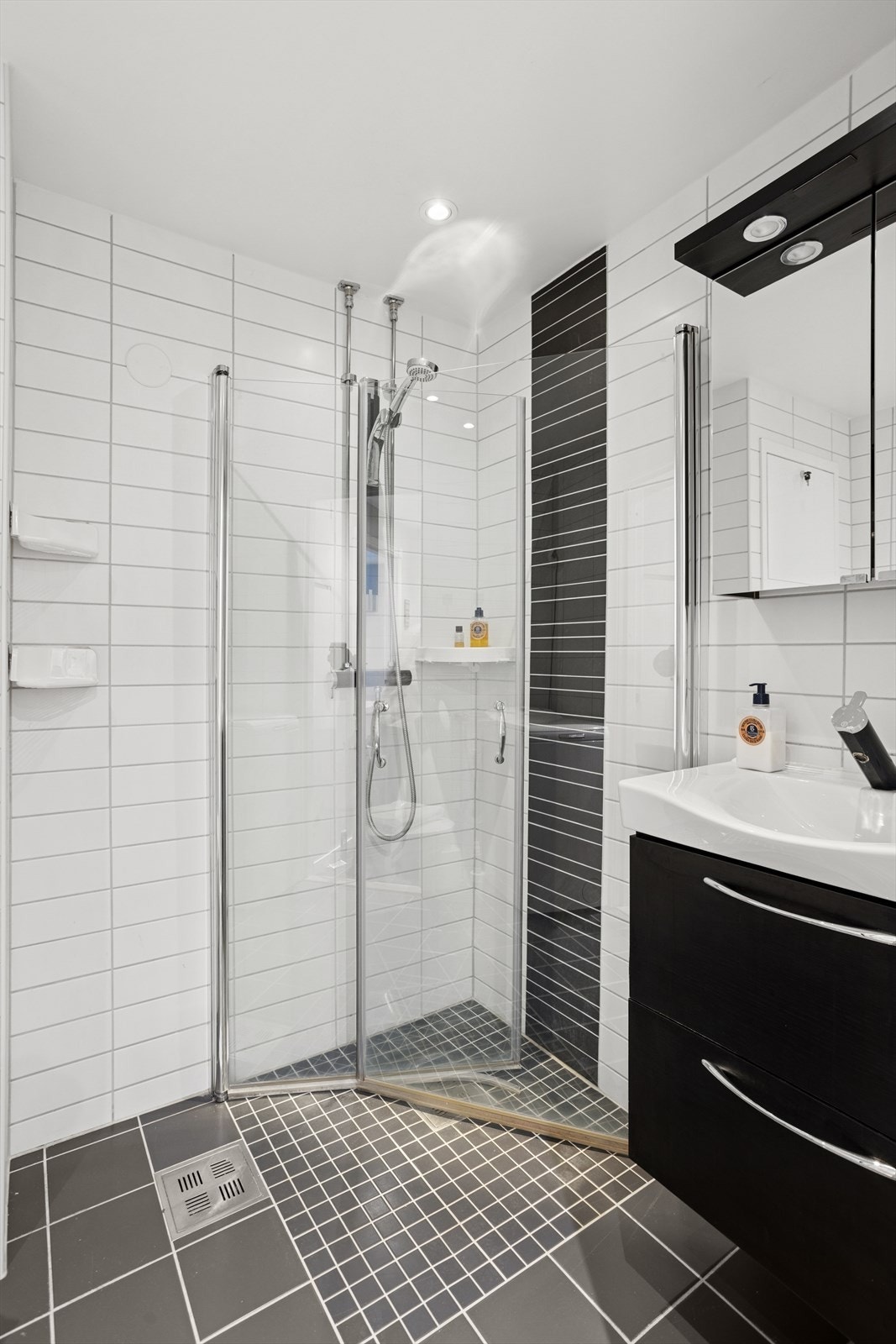 Flislagt bad med innfelte downlights i himlingen og varme i gulvet. Badet er pusset opp i regi av borettslaget i 2010. Galleribilde