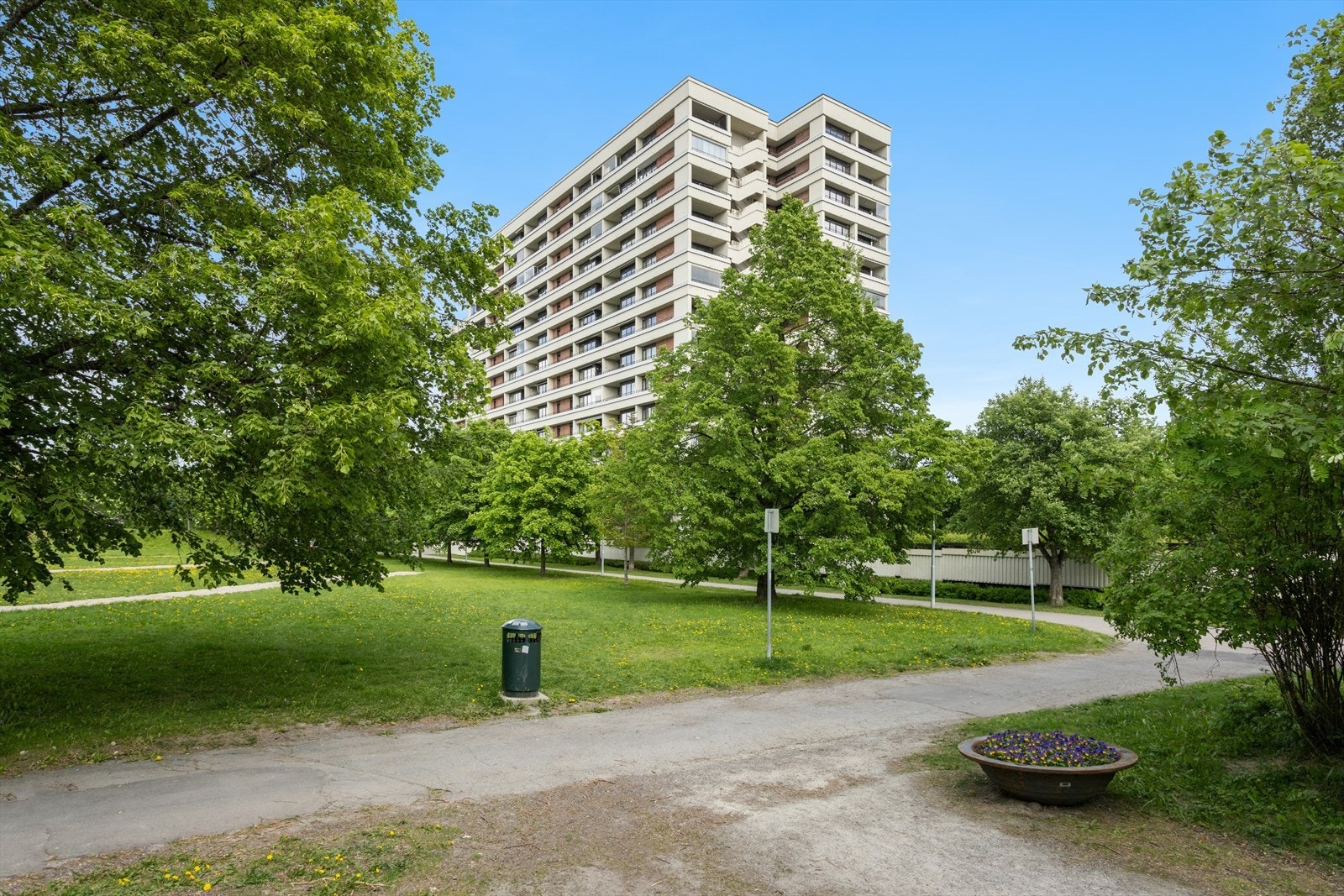 Borettslaget er ett av Norges største borettslag, og har fasiliteter som heis, felles takterrasse og fellesvaskeri i hver etasje. Galleribilde