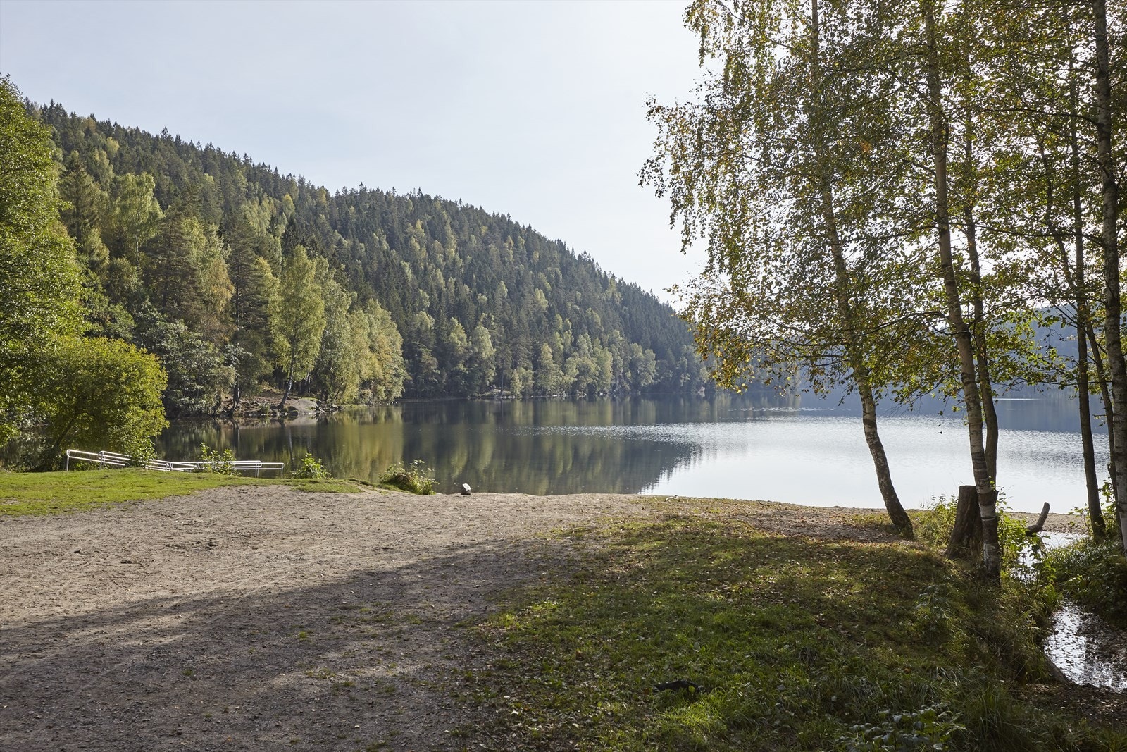 Lutvann badestrand ligger ikke langt unna boligen med gode muligheter til å ta seg en dukkert i ferskvann. Galleribilde