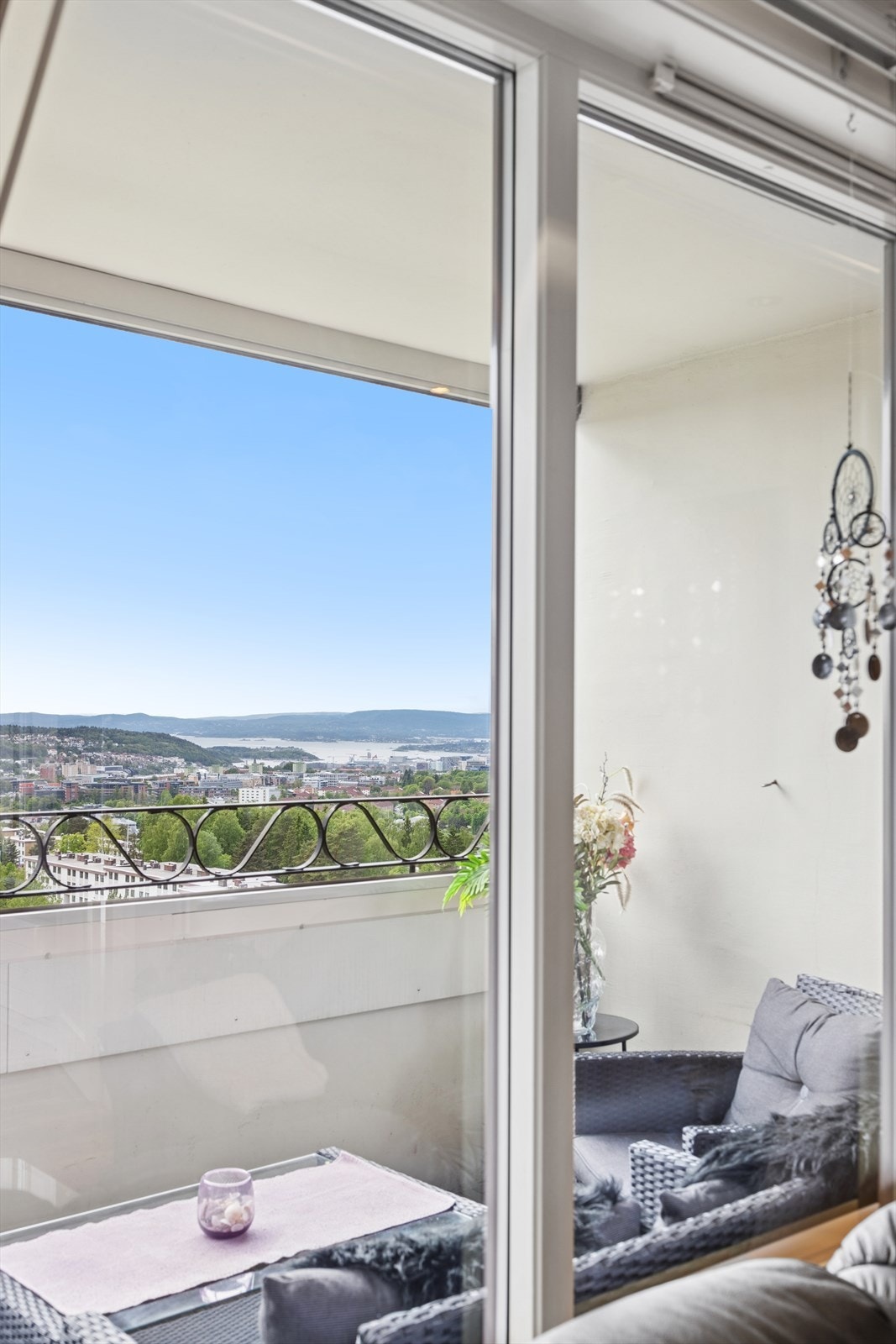 Den fantastiske utsikten kan nytes både fra stuen og balkongen. Galleribilde