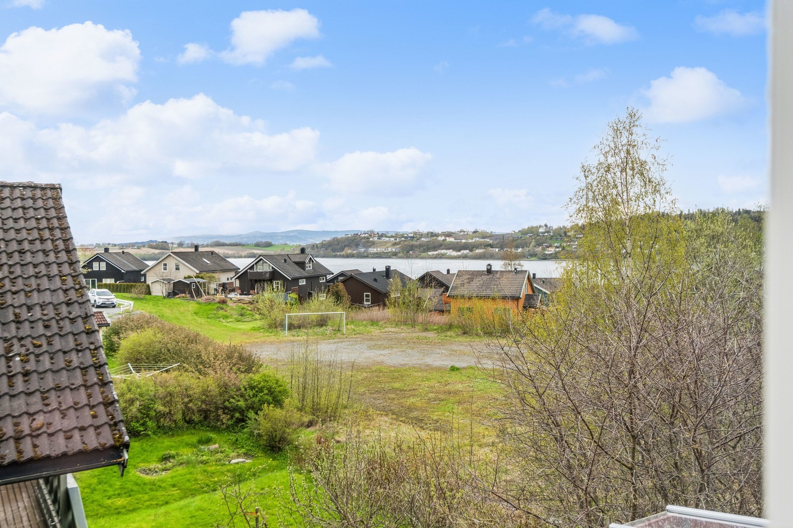 Fra boligen har man flott utsikt mot Eidsbotn. Galleribilde