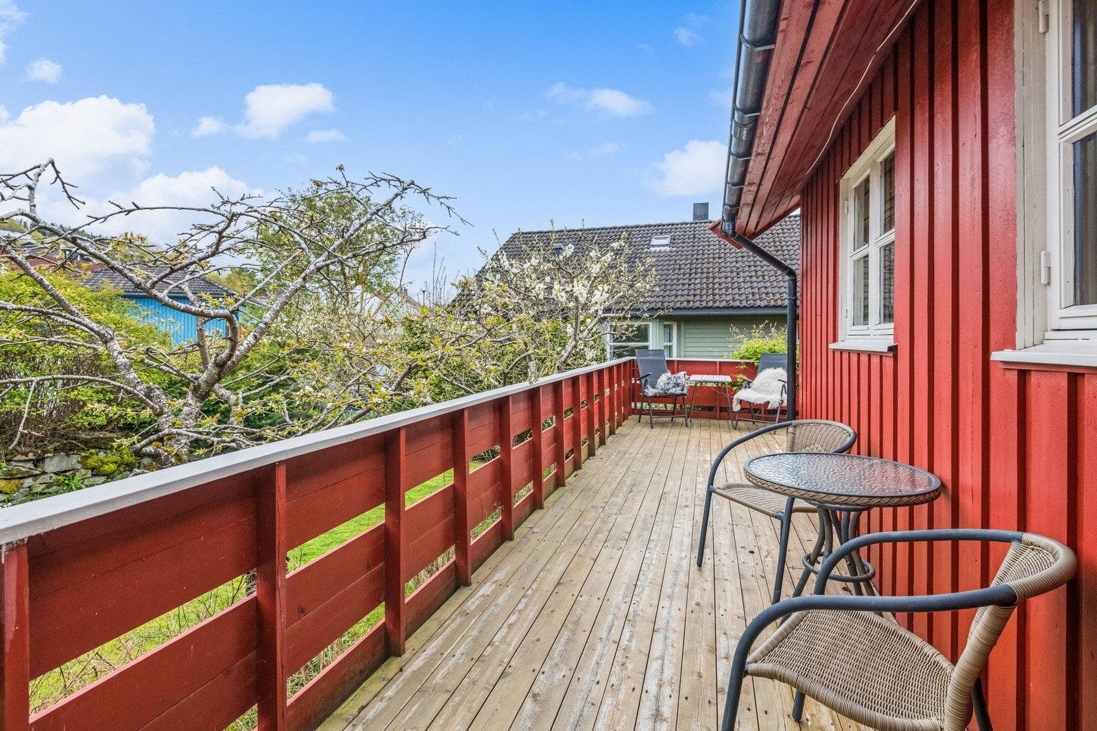 Romslig veranda med plass til hagemøbler. Galleribilde