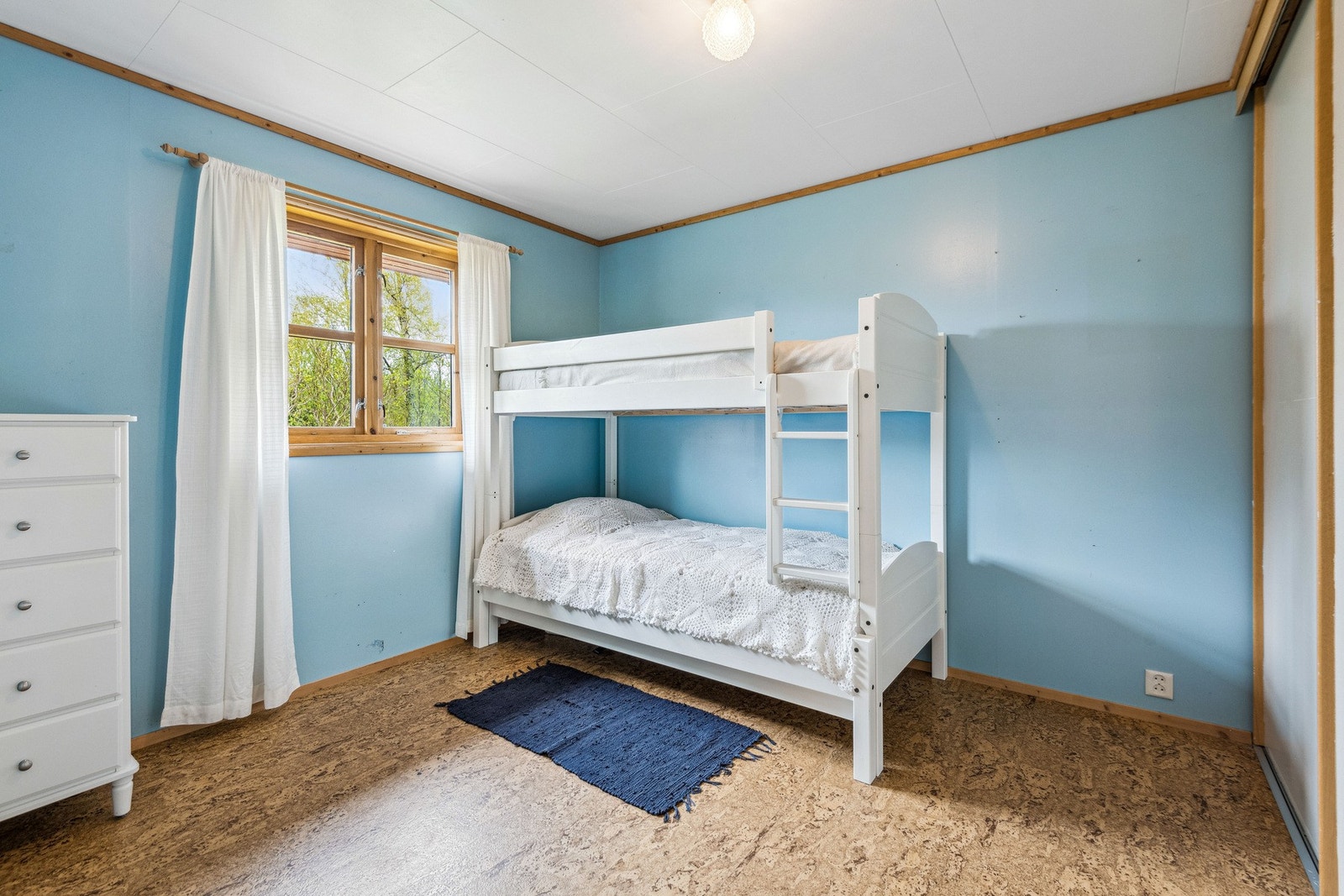To av seks soverom ligger i 2. Etasje. Så her har man mulighet å ha alt man måtte trenge på ett plan. Galleribilde