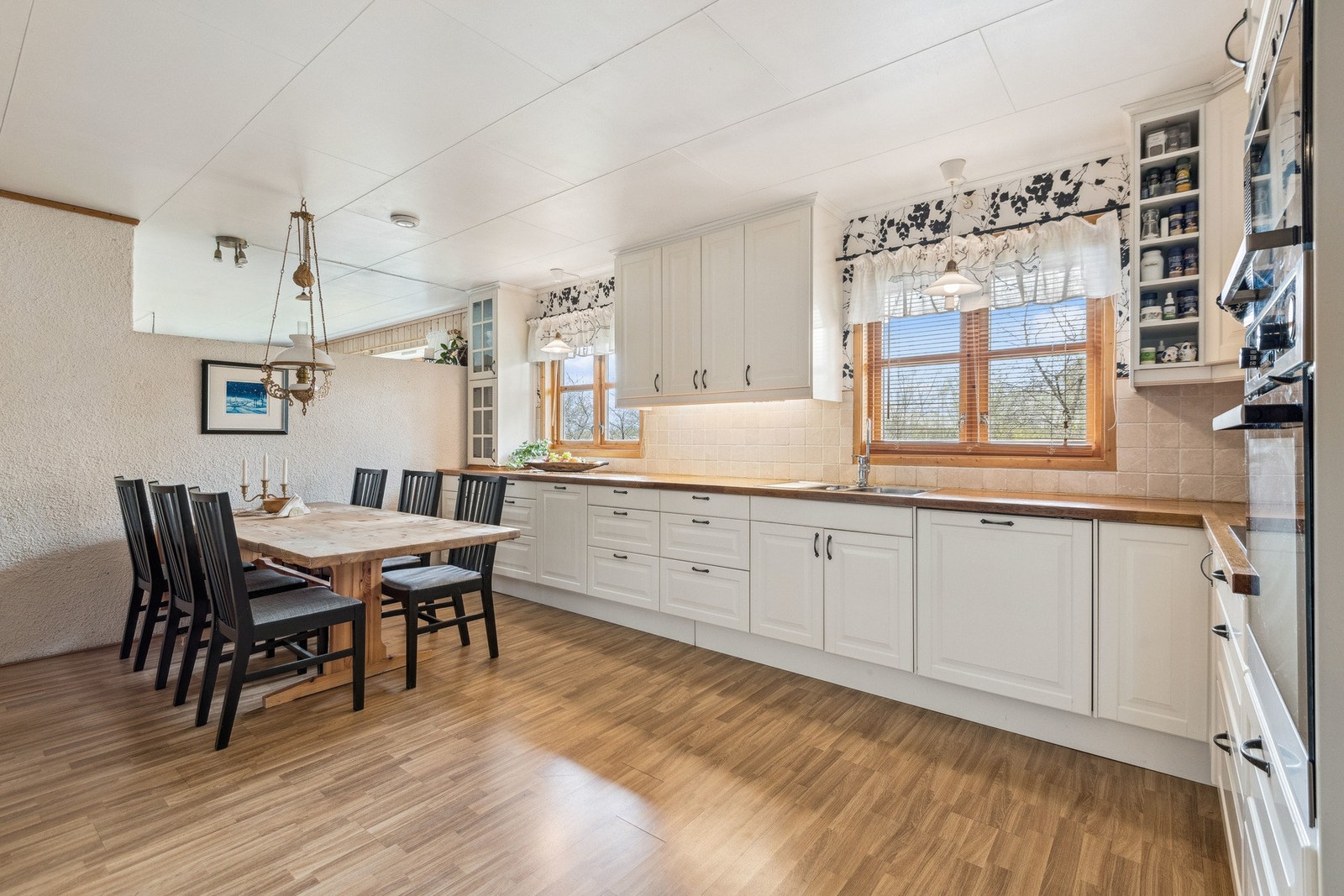 Kjøkkenet har god plass til spisegruppe. Galleribilde