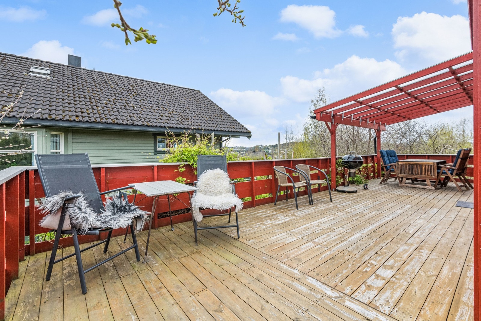 Boligen har en romslig veranda med gode sol- og utsiktsforhold. Galleribilde