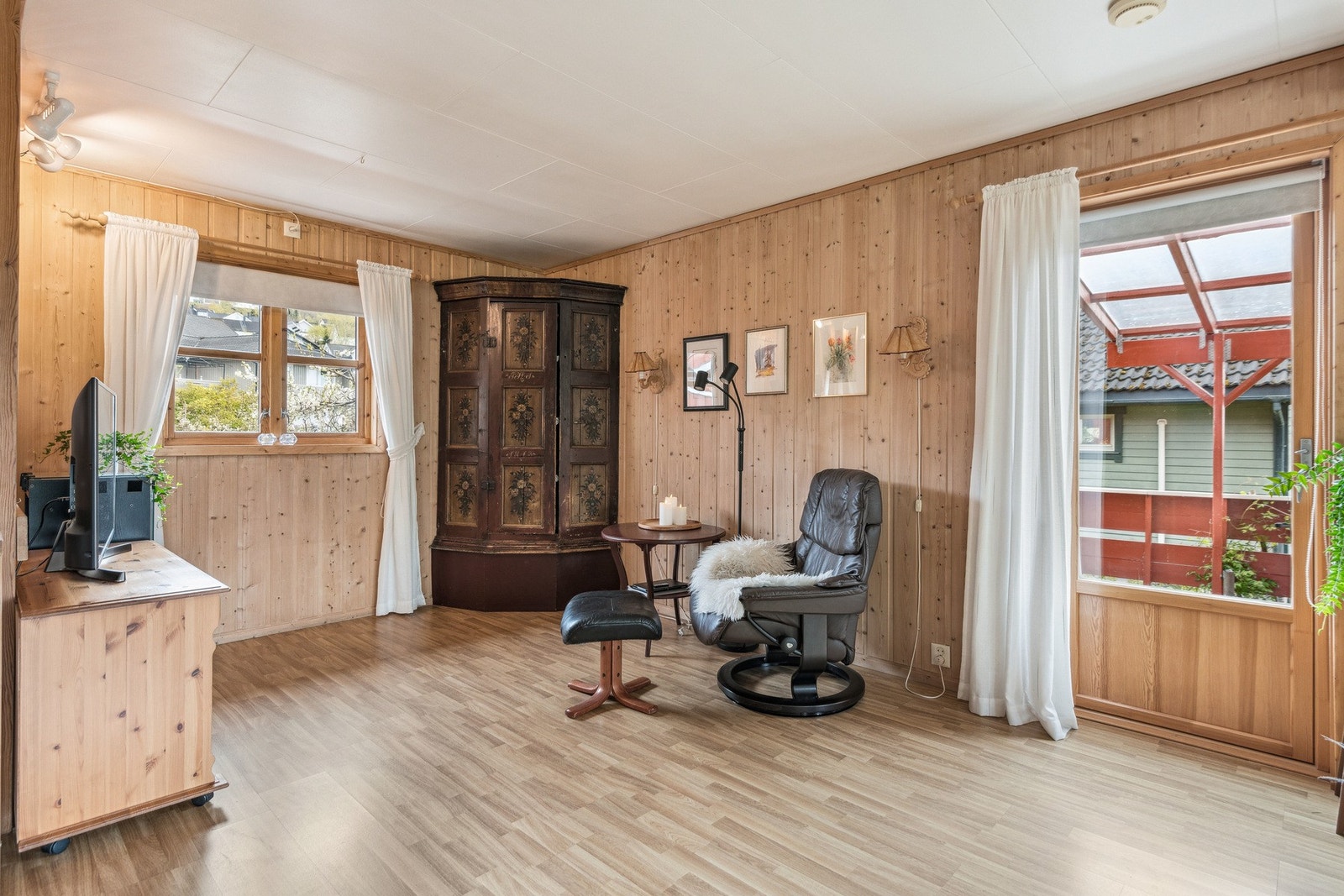 Fra stuen har man enkel adkomst til veranda. Galleribilde
