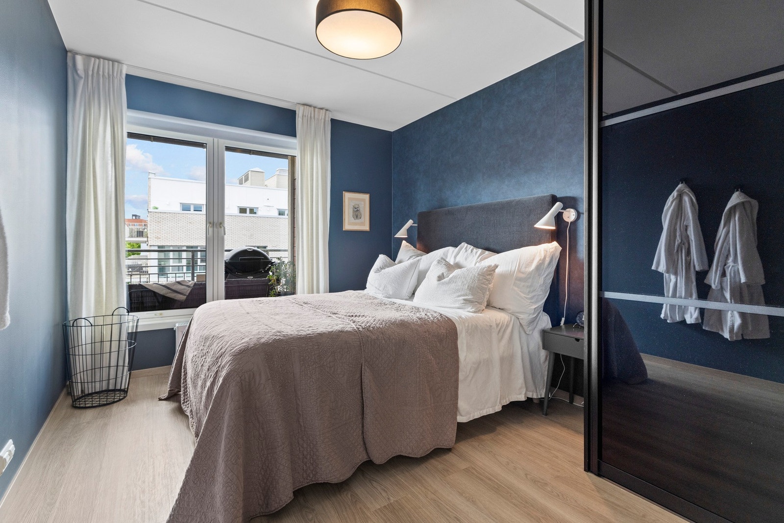 Hovedsoverommet har god plass til dobbeltseng med tilhørende møblement. Galleribilde