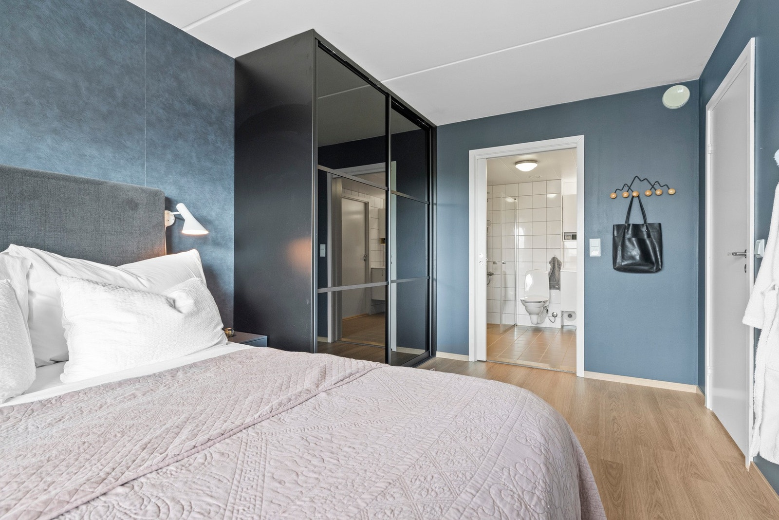 En flott plassbygd skyvedørsgarderobe fra Garderobeeksperten gir gode oppbevaringsmuligheter. Galleribilde