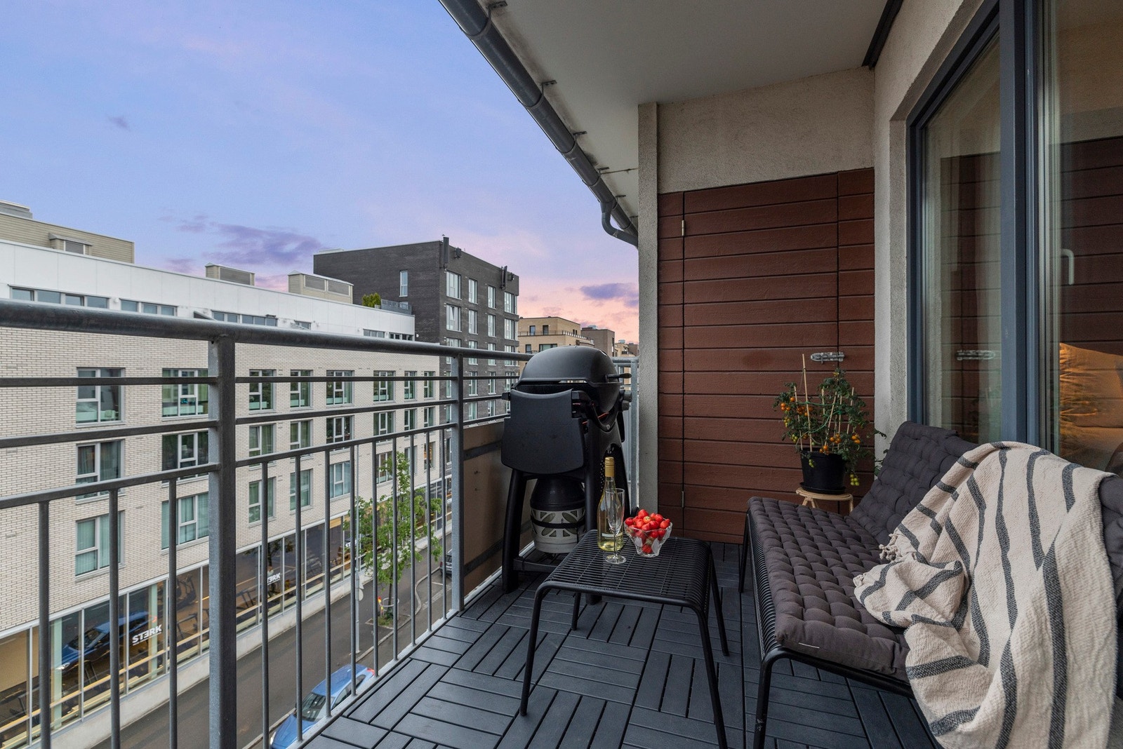 Balkongen er på ca. 6kvm. Sola har du fra ca. klokken 10:00 til 20:00 Galleribilde