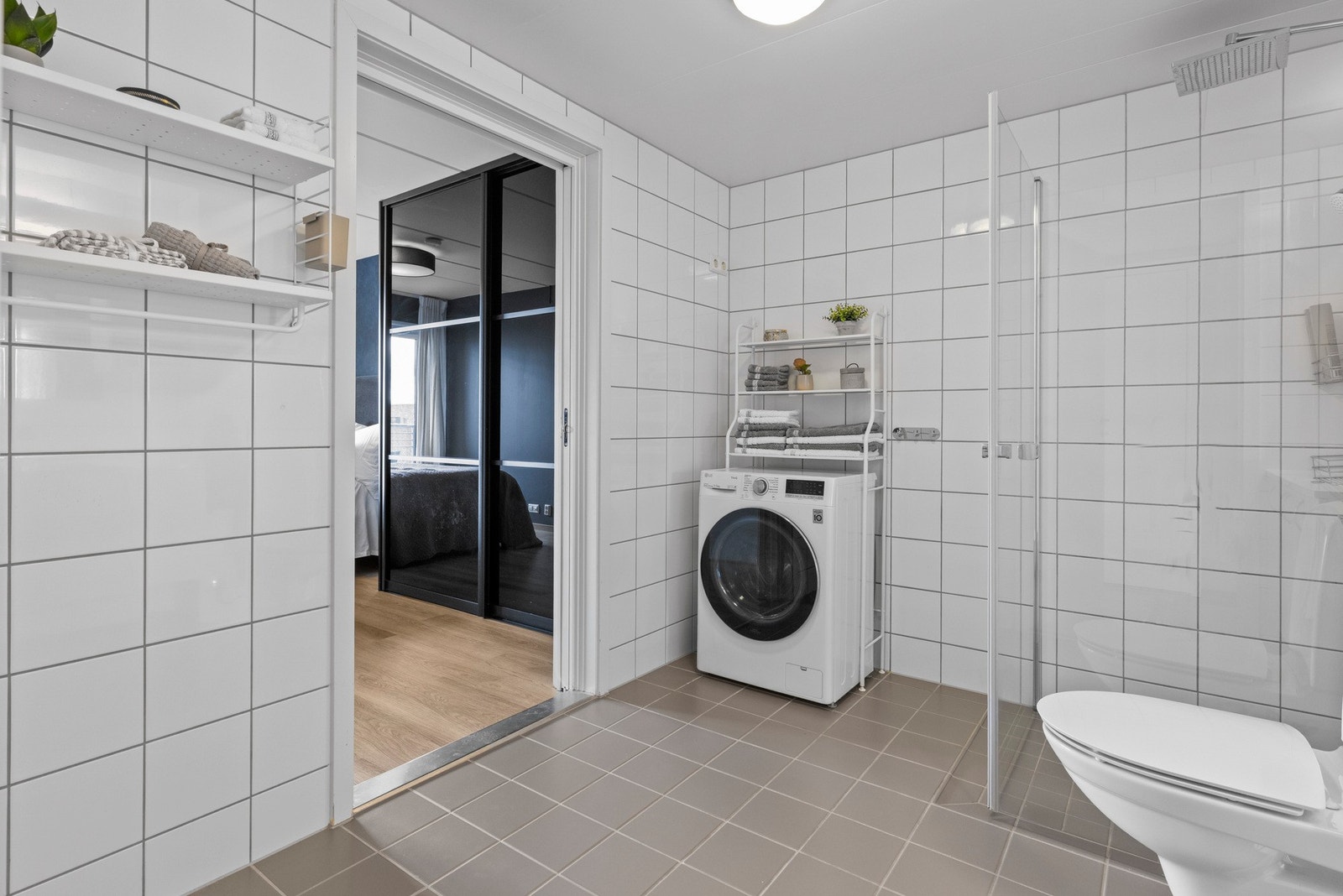 Badet har to innganger - et fra soverom og et fra gang. Galleribilde