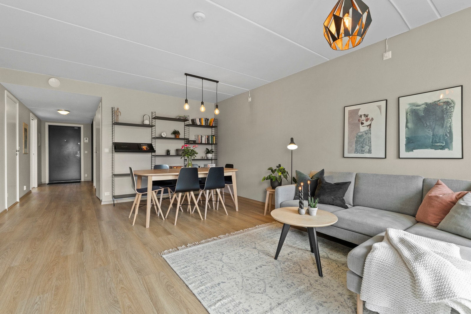 Stuen har en praktisk utforming som gir gode muligheter for møblering. Galleribilde