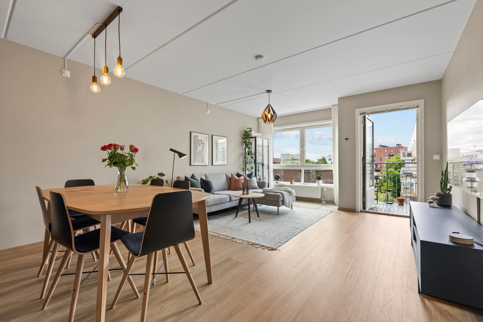 Boligen har gjennomgående laminatgulv og glatte malte overflater. Galleribilde