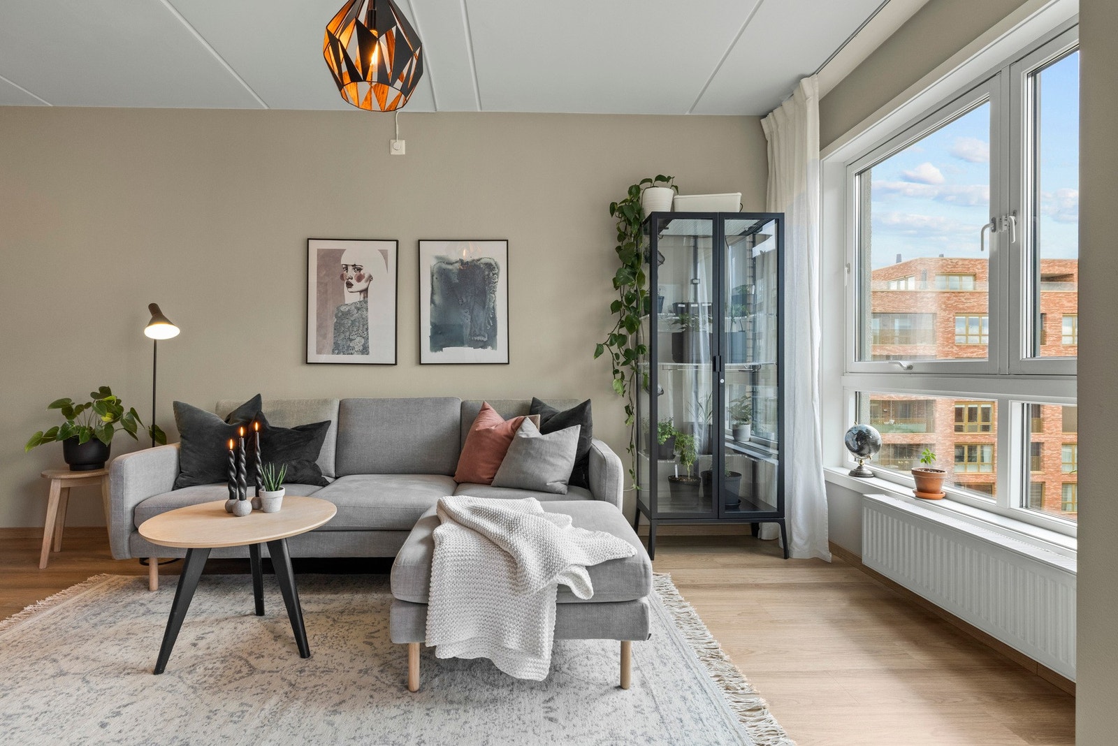 Store vindusflater bidrar til mye naturlig lys inn i leiligheten. Galleribilde