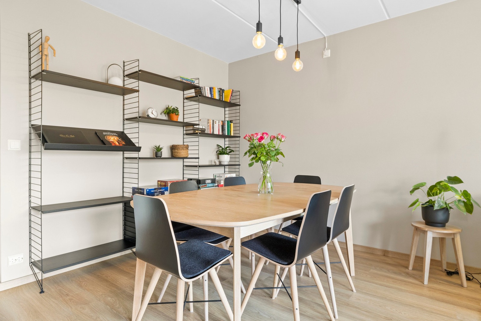 Hylleseksjon fra String medfølger. Galleribilde