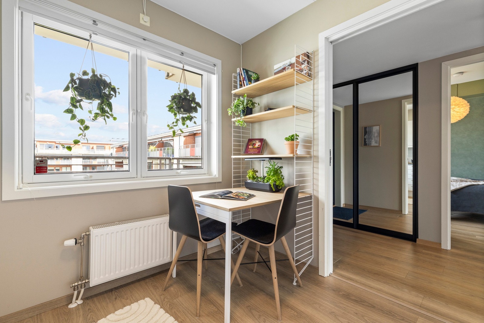 Hylleseksjon fra String med klaffbord medfølger. Galleribilde