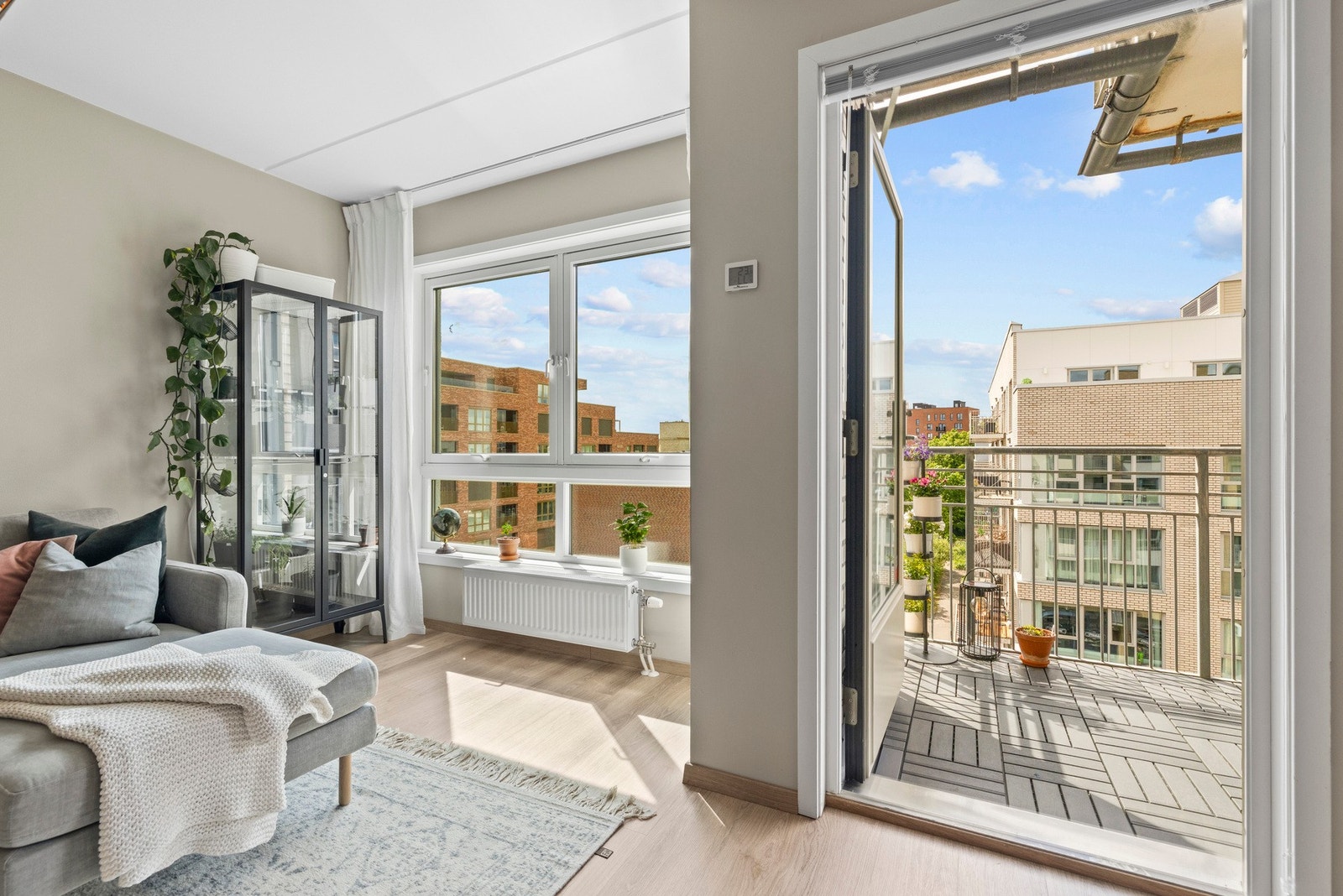 Fra stuen har du direkte adkomst til sydvestvendt balkong Galleribilde