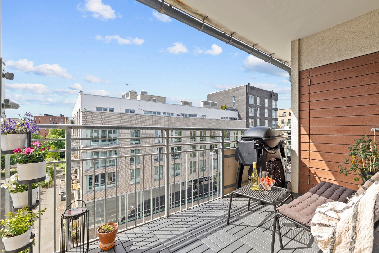 Solrik balkong med plass til både sittegruppe og grill. Galleribilde
