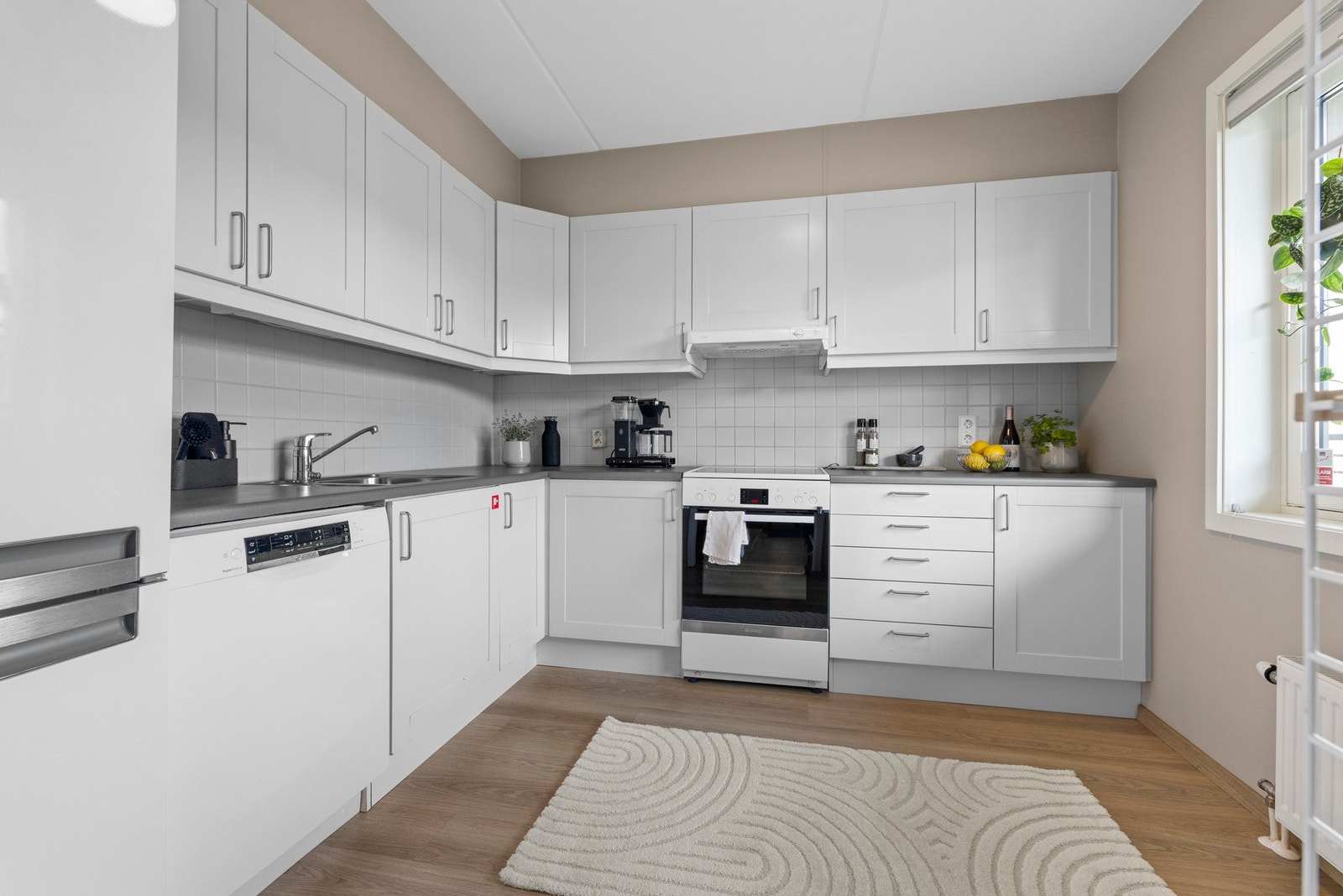 Separert kjøkken med Sigdal-innredning fra byggeår. Profilerte fronter og benkeplate i laminat. Galleribilde