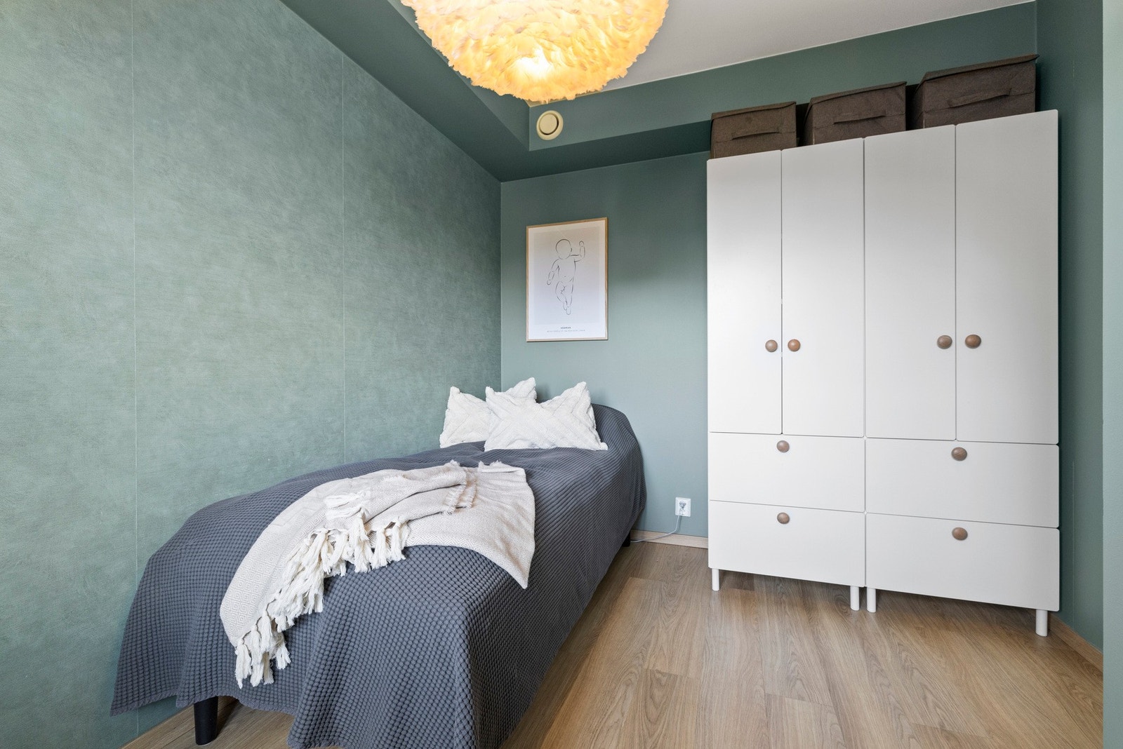 Soverom 2 er godt egnet som gjesterom, barnerom eller kontor. God plass til garderobeløsning. Galleribilde