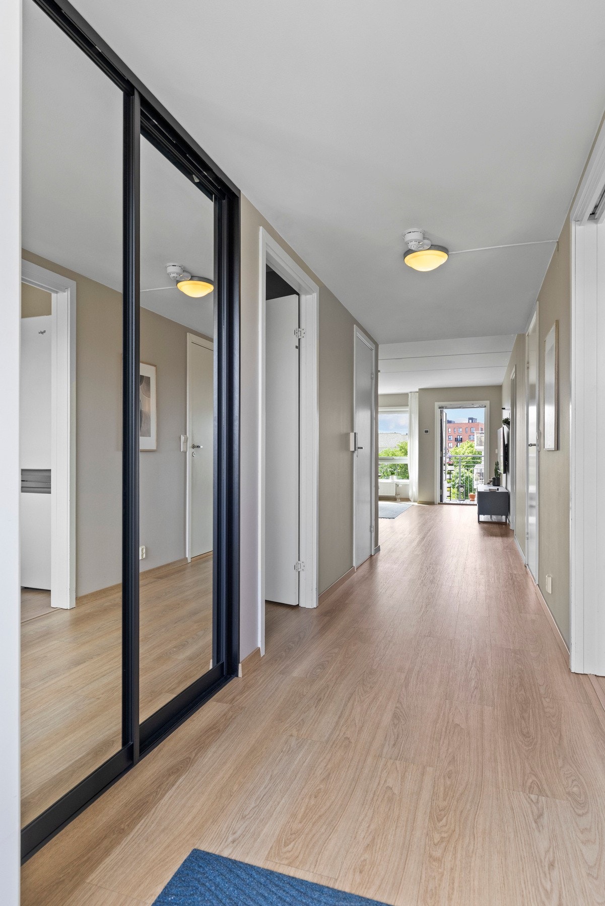 Her har du også plassbygd skyvedørsgarderobe fra Garderobeksperten. Galleribilde