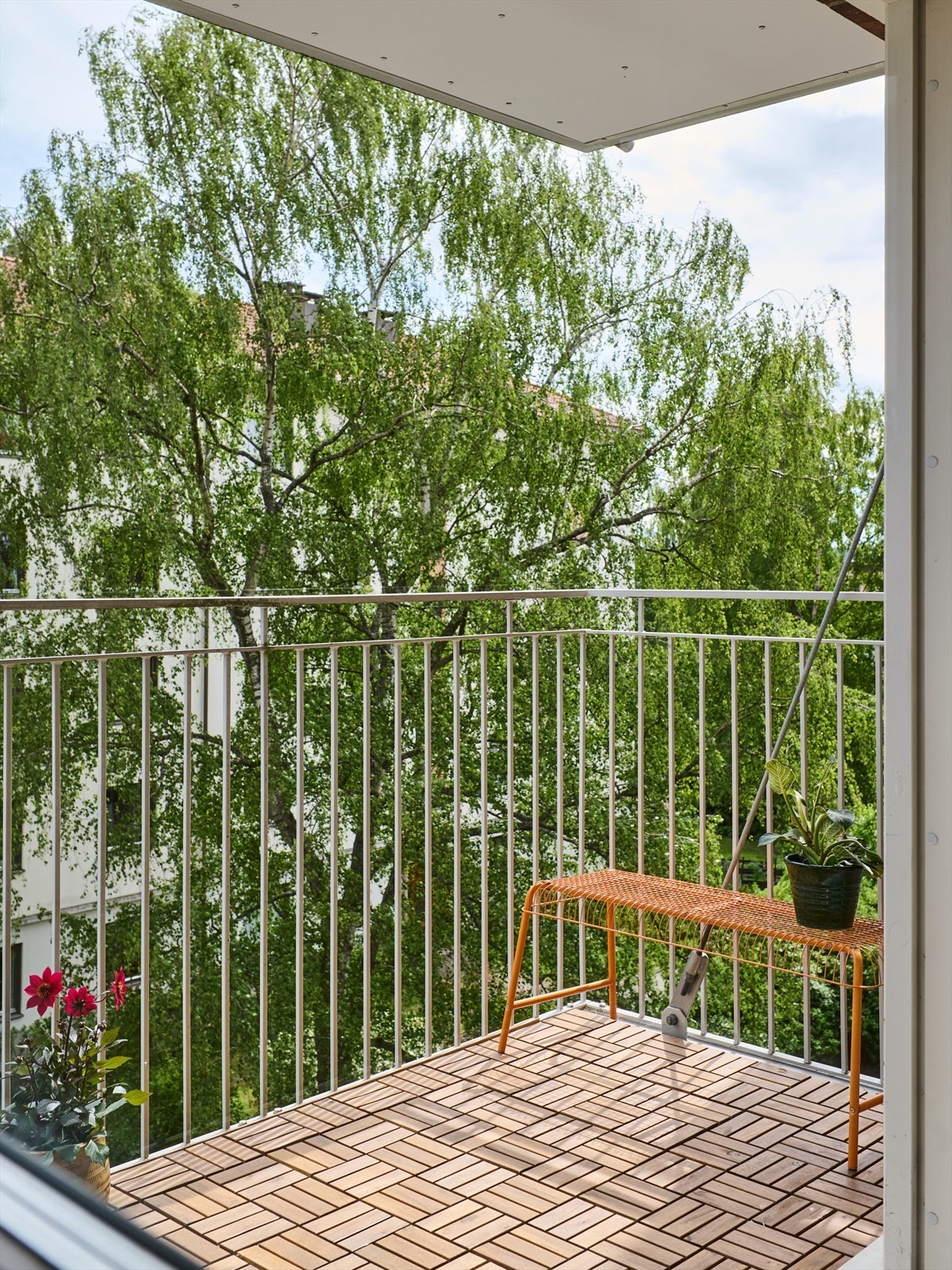 Fin balkong med morgensol Galleribilde