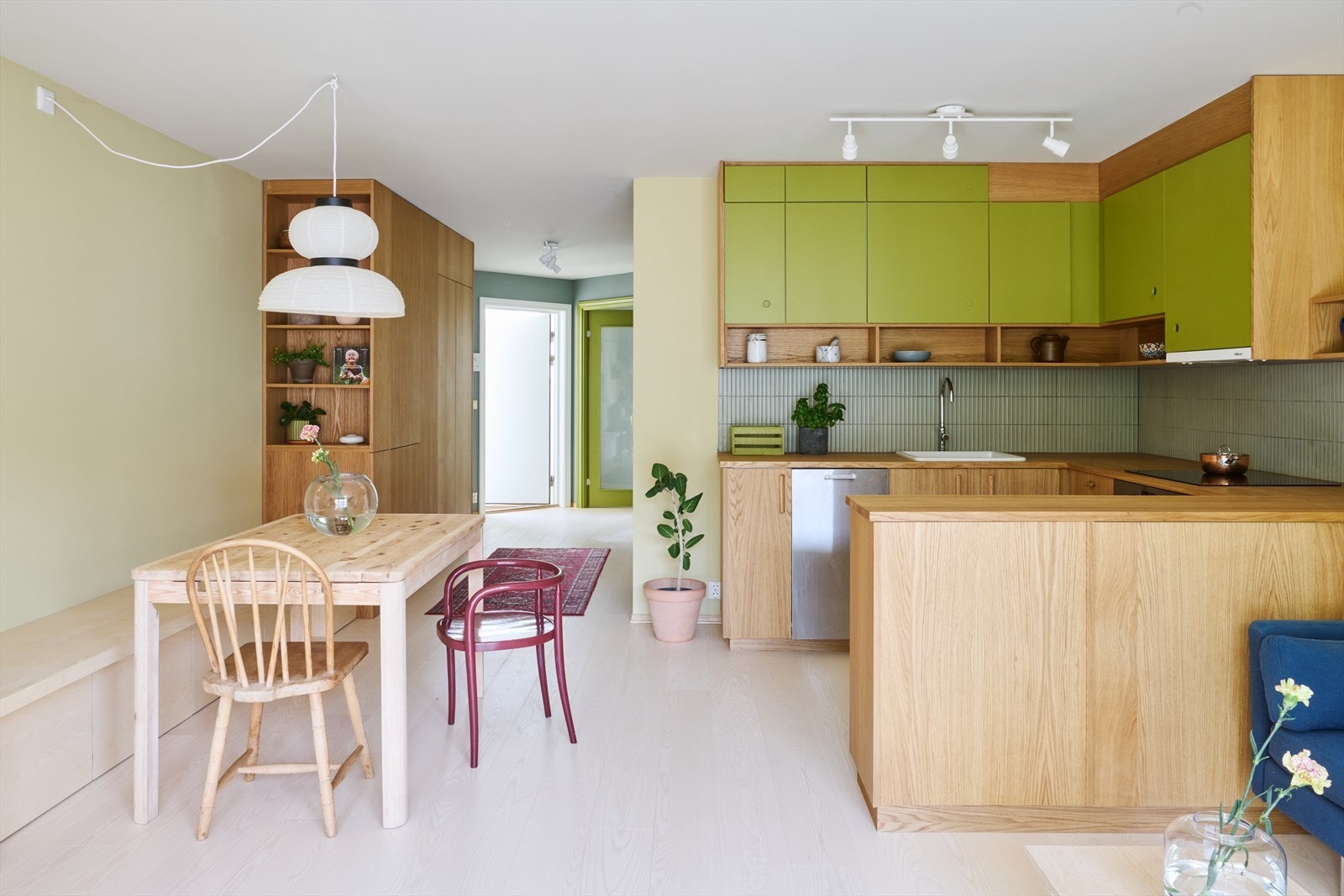 Gulvet er lagt med ask parkett med 6mm sliteskikt Galleribilde