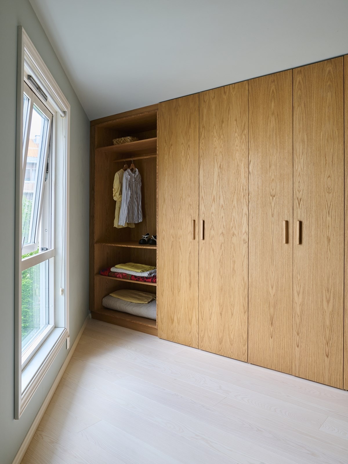 Lekkert plassbygget garderobeskap av eik Galleribilde