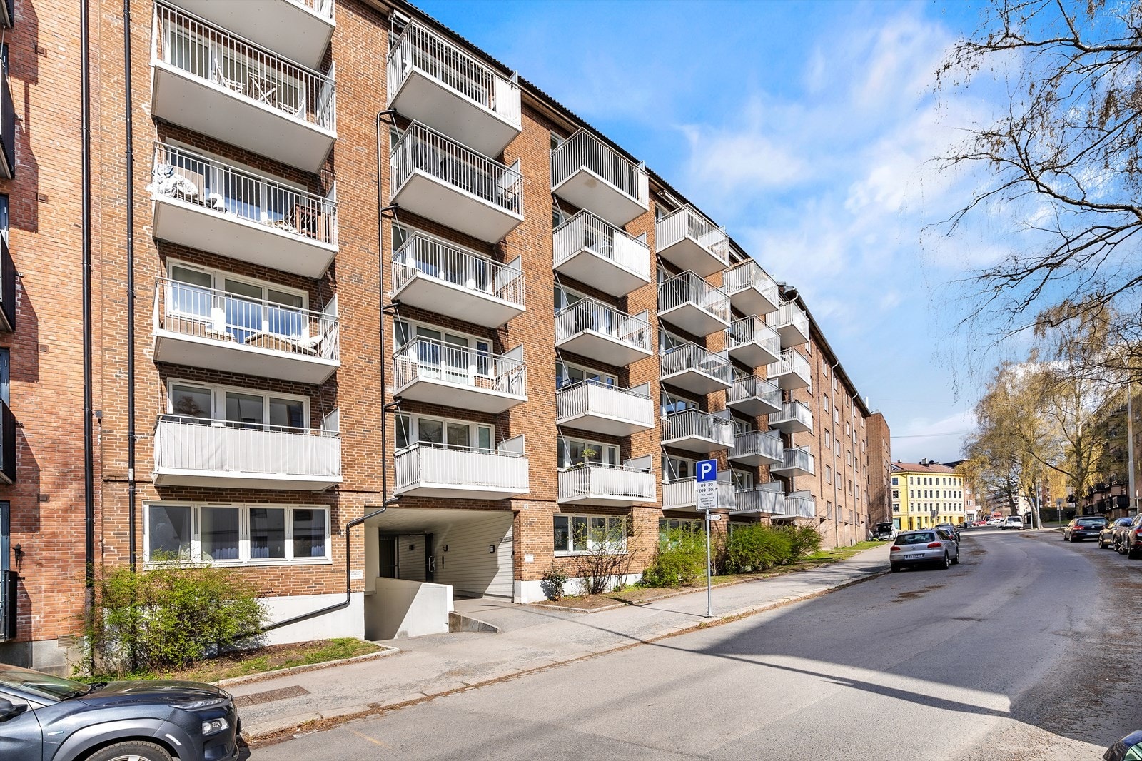 Fasade - Nedkjøring til garasje rett ved siden av hovedinngang Galleribilde