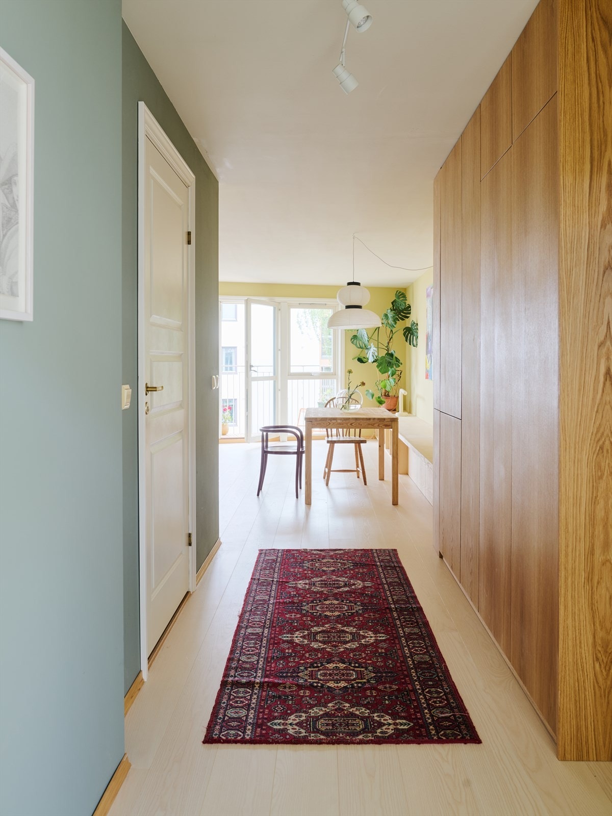 I gangen er det plassbygget skap av eik Galleribilde