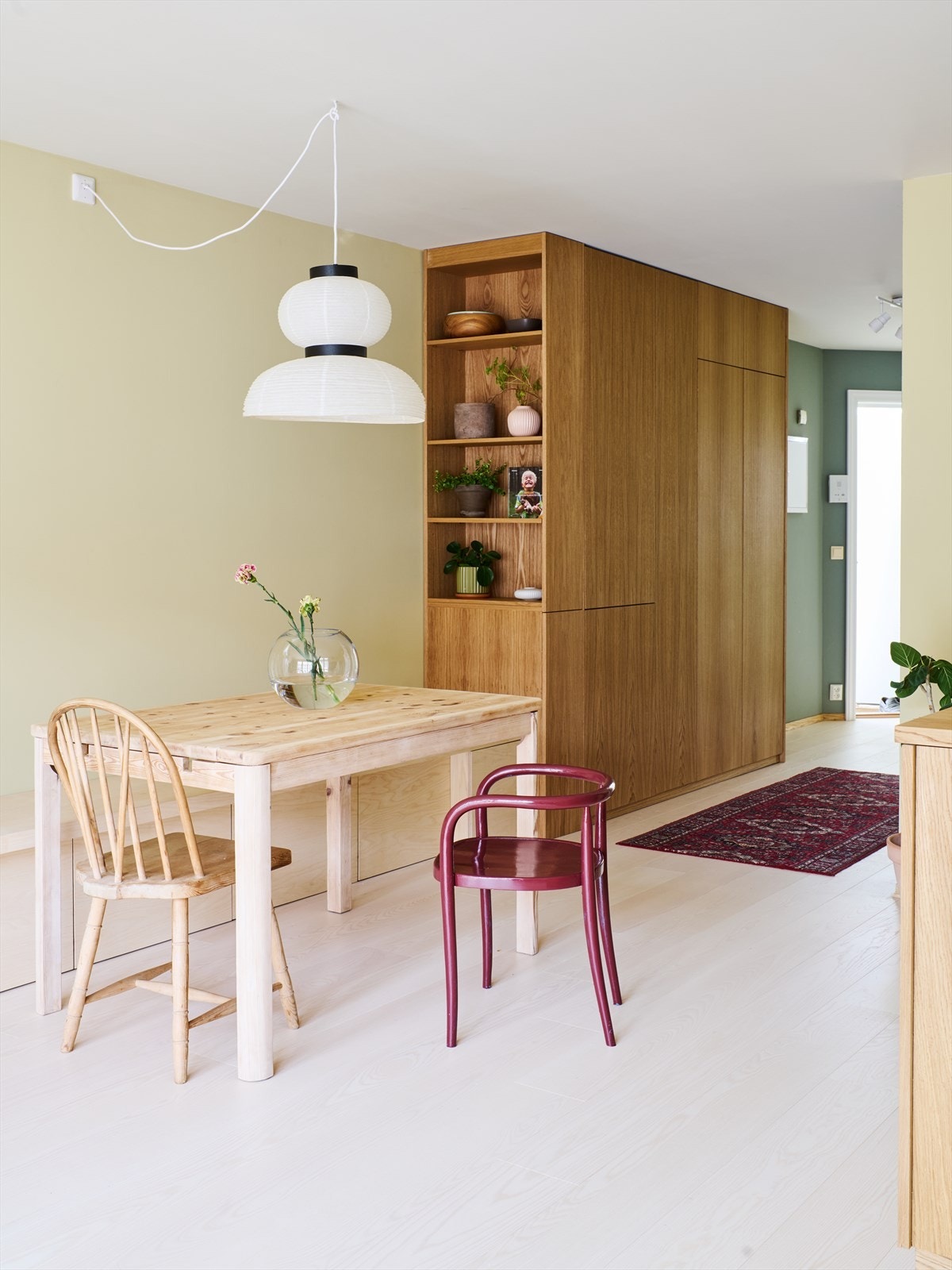 I stuen har du god plass til en hyggelig spiseplass Galleribilde