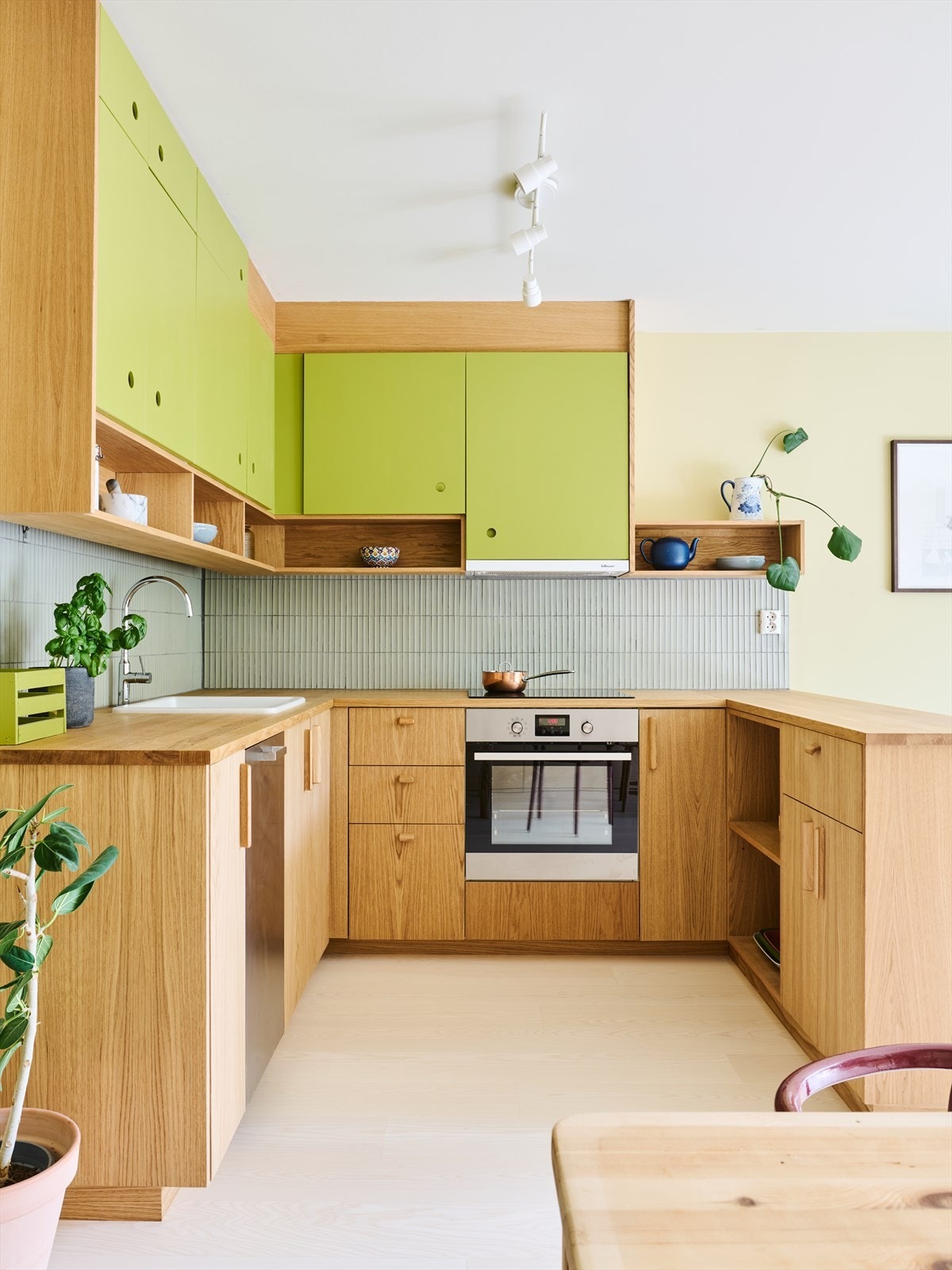 Kjøkken oppgradert med bla. nye skrog, fronter og servant i 2025 Galleribilde