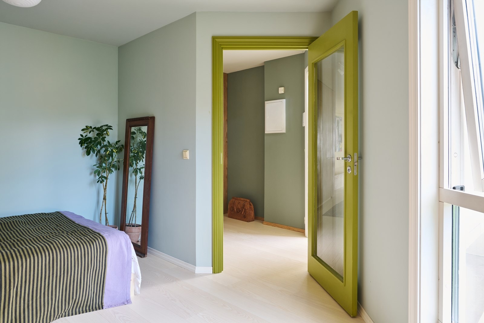 Soveromsdør av glass som bidrar til gjennomlys i leiligheten Galleribilde