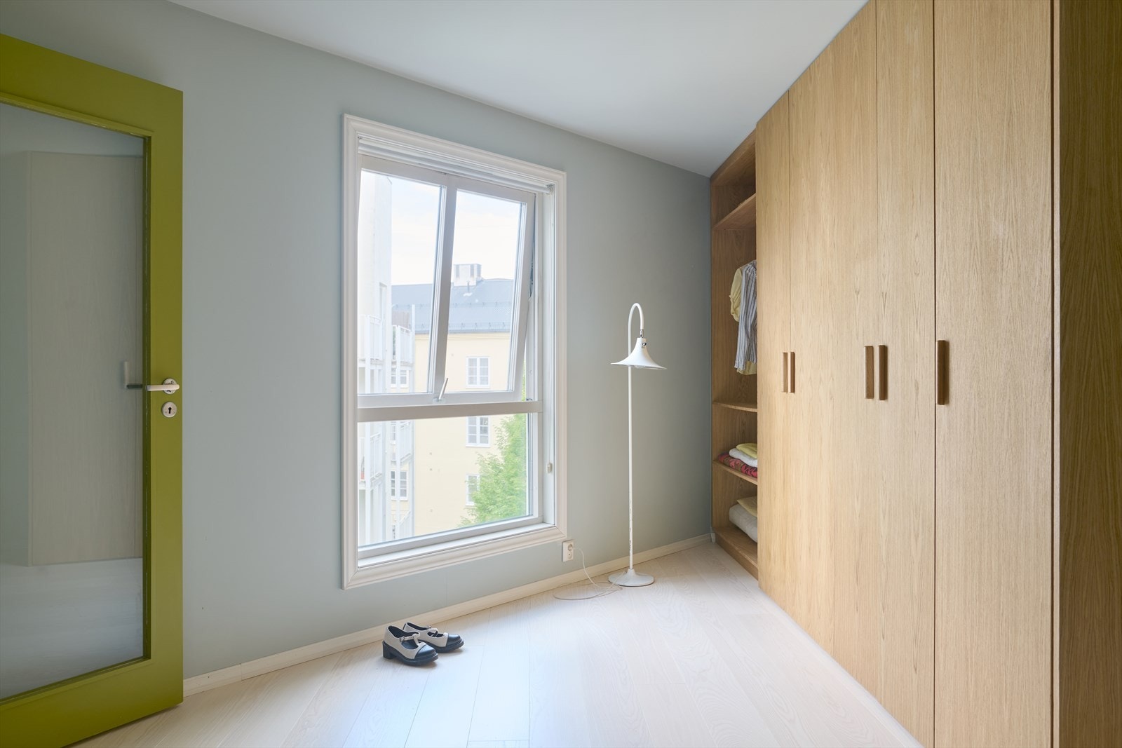 Soverom av god størrelse med stort vindu som vender mot stille bakgård Galleribilde