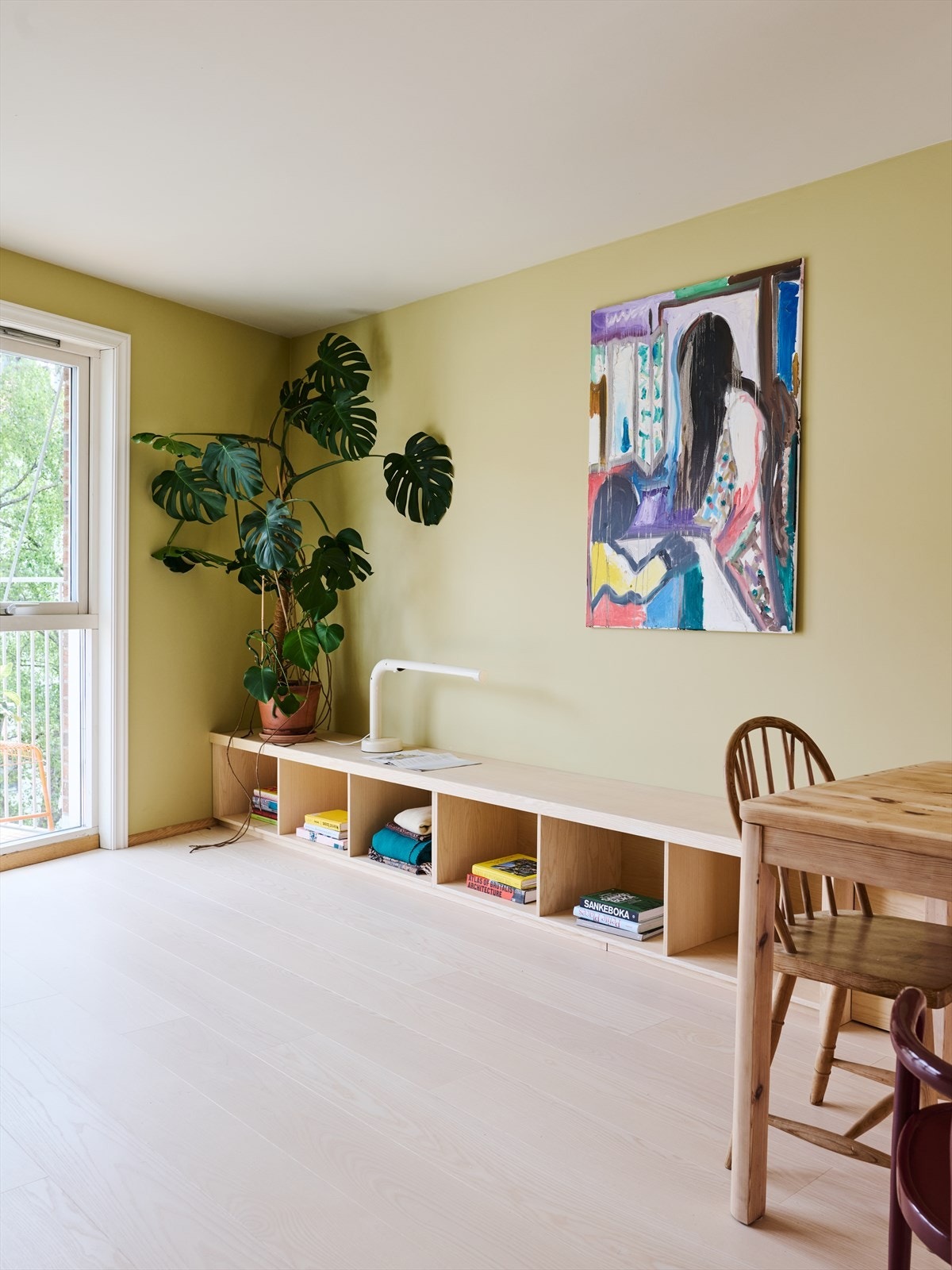 Sittebenken er bygget med praktiske oppbevaringsløsninger Galleribilde