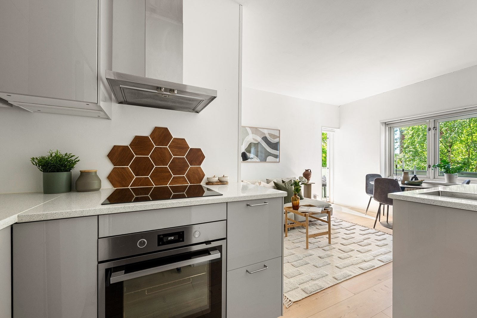 Den flotte leiligheten ble i 2019 oppgradert med bl.a. nytt kjøkken, samt nye smakfulle gulvflater bestående av smakfull enstavs laminat Galleribilde