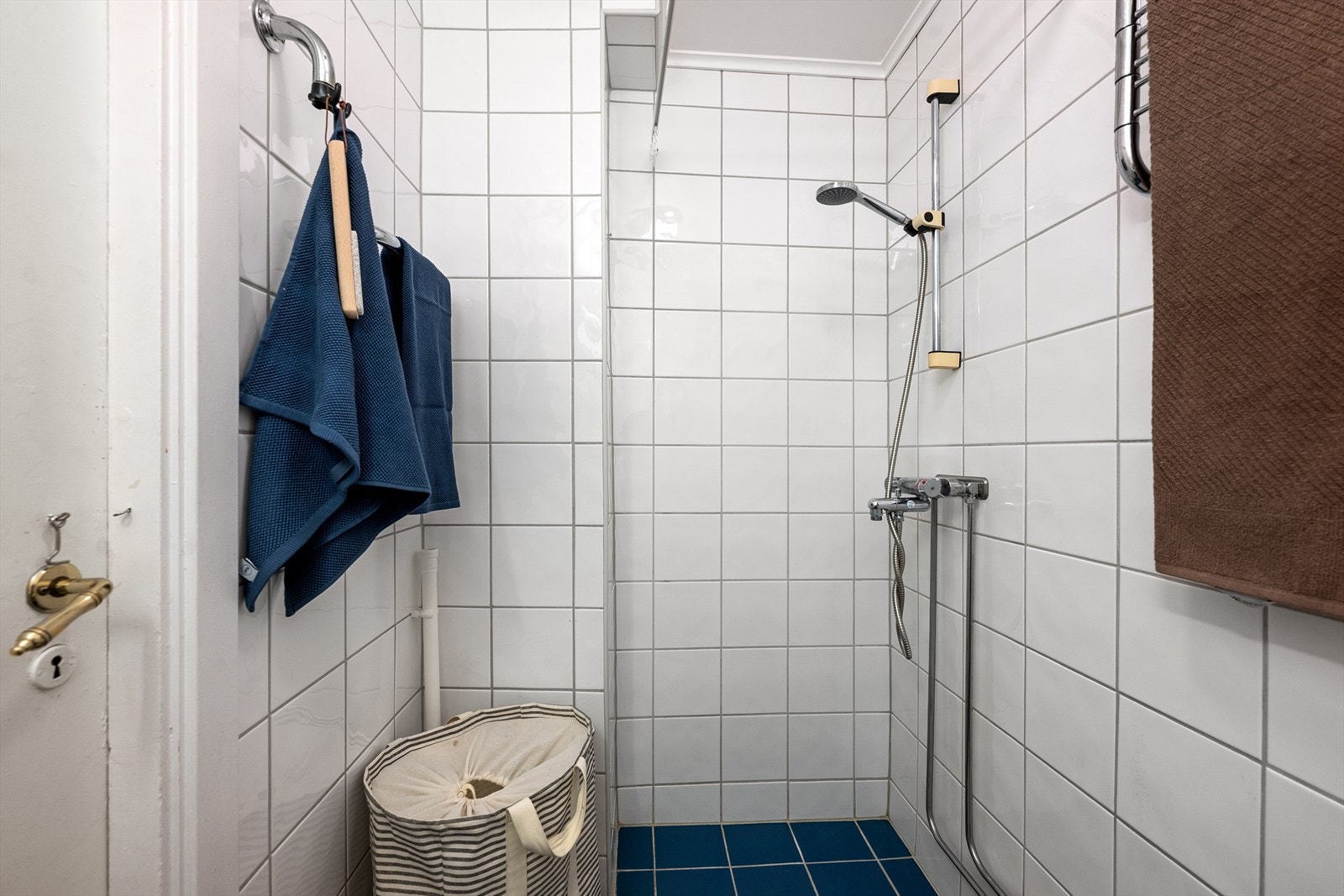 Flislagt baderom fra 2002 med opplegg for vaskemaskin, samt lun gulvvarme som skaper en behagelig atmosfære Galleribilde