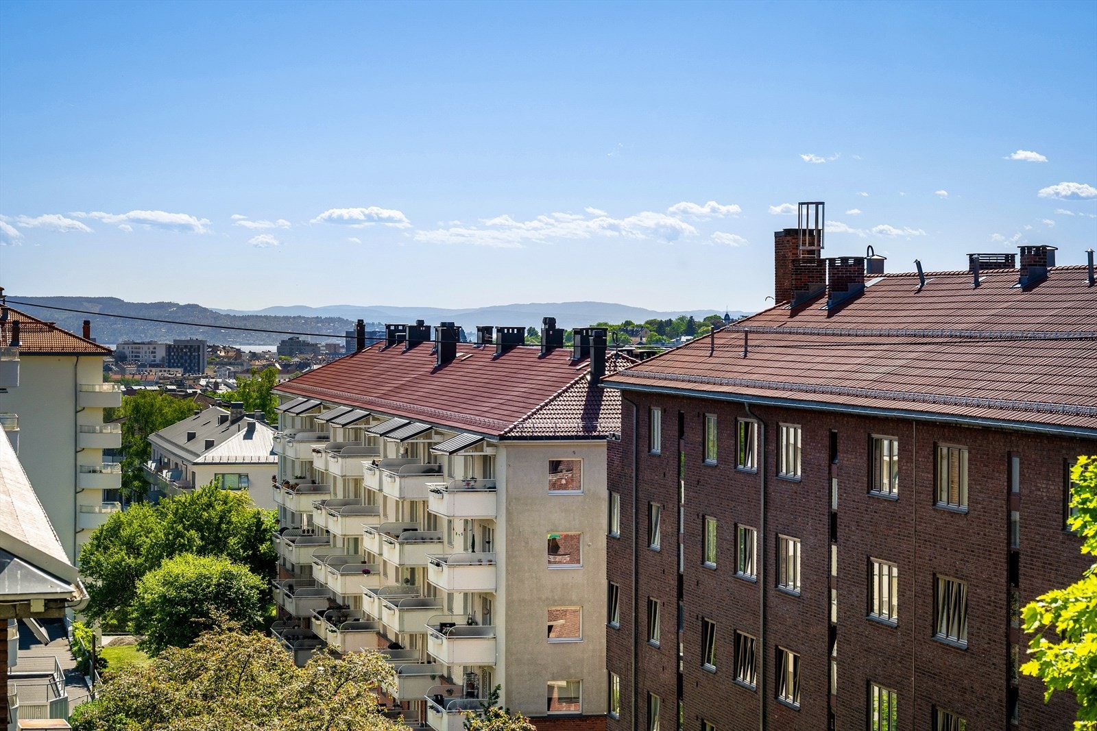 Fra den vestvendte balkongen kan man nyte flotte solforhold, samt upåklagelig utsikt Galleribilde